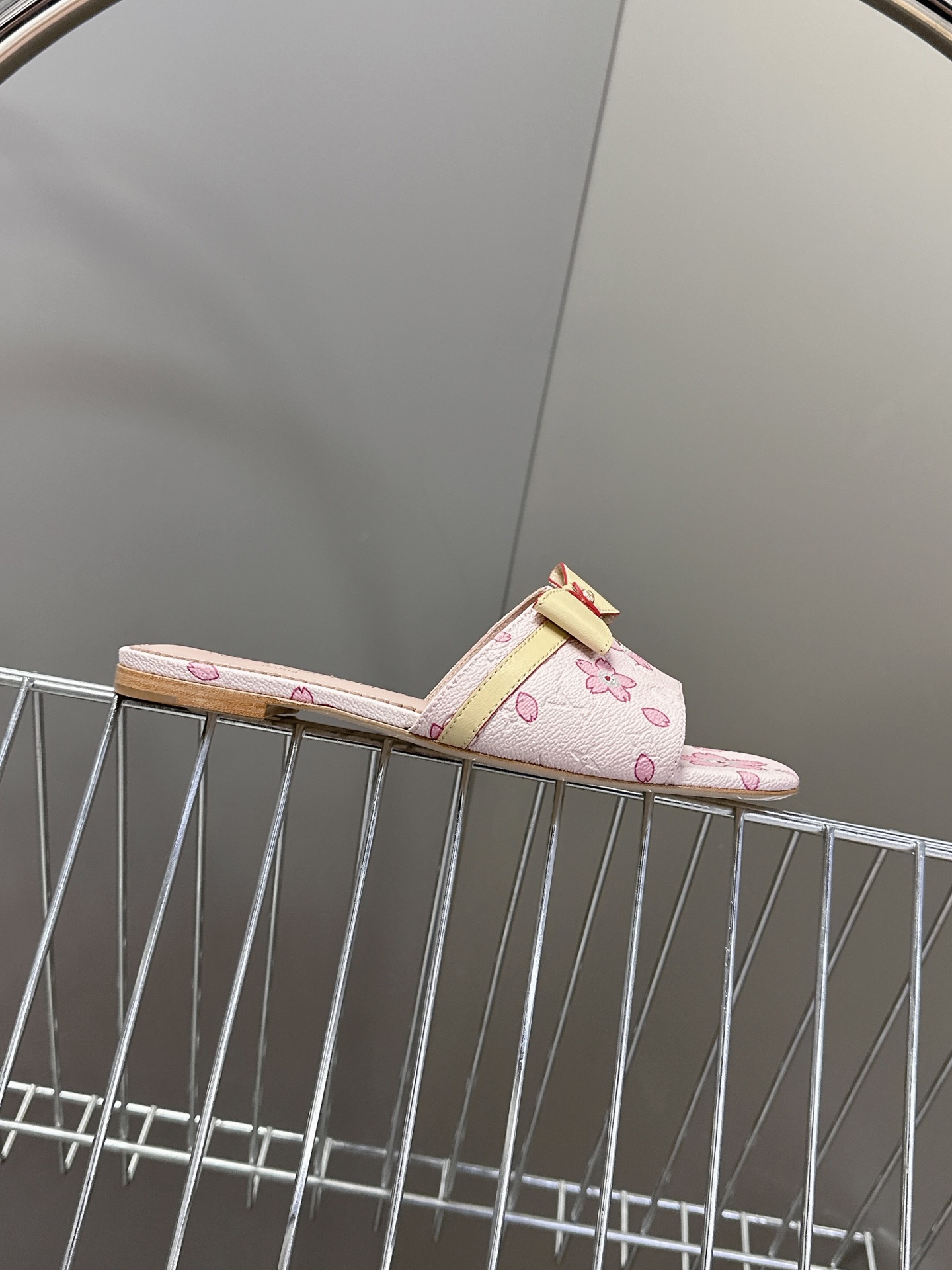  Louis Vuitton 路易威登春夏蝴蝶结时装拖鞋 春夏秀场出镜率最高的一款单品 超多名模上脚 简