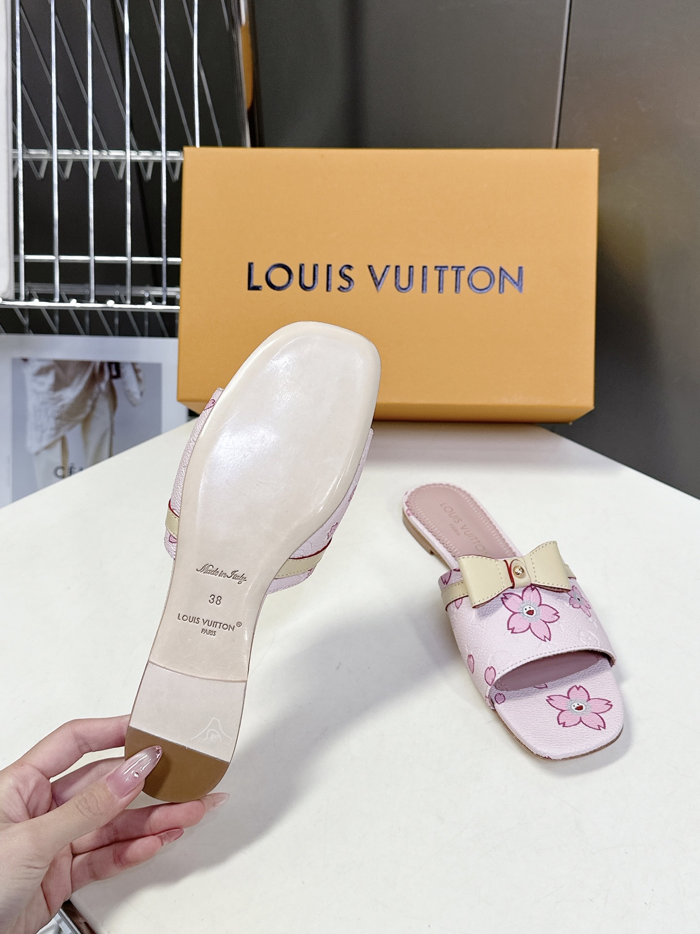  Louis Vuitton 路易威登春夏蝴蝶结时装拖鞋 春夏秀场出镜率最高的一款单品 超多名模上脚 简