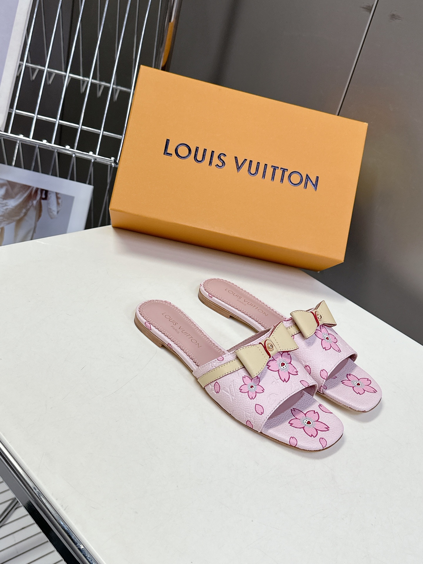  Louis Vuitton 路易威登春夏蝴蝶结时装拖鞋 春夏秀场出镜率最高的一款单品 超多名模上脚 简
