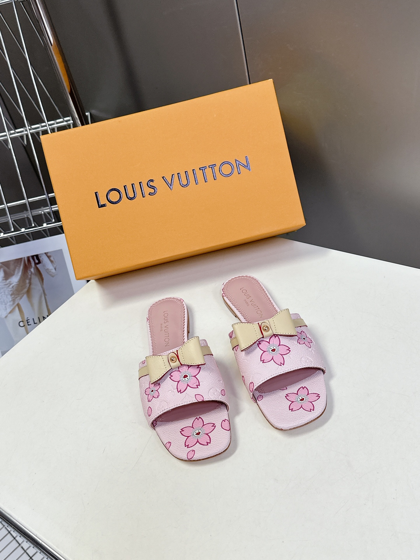  Louis Vuitton 路易威登春夏蝴蝶结时装拖鞋 春夏秀场出镜率最高的一款单品 超多名模上脚 简