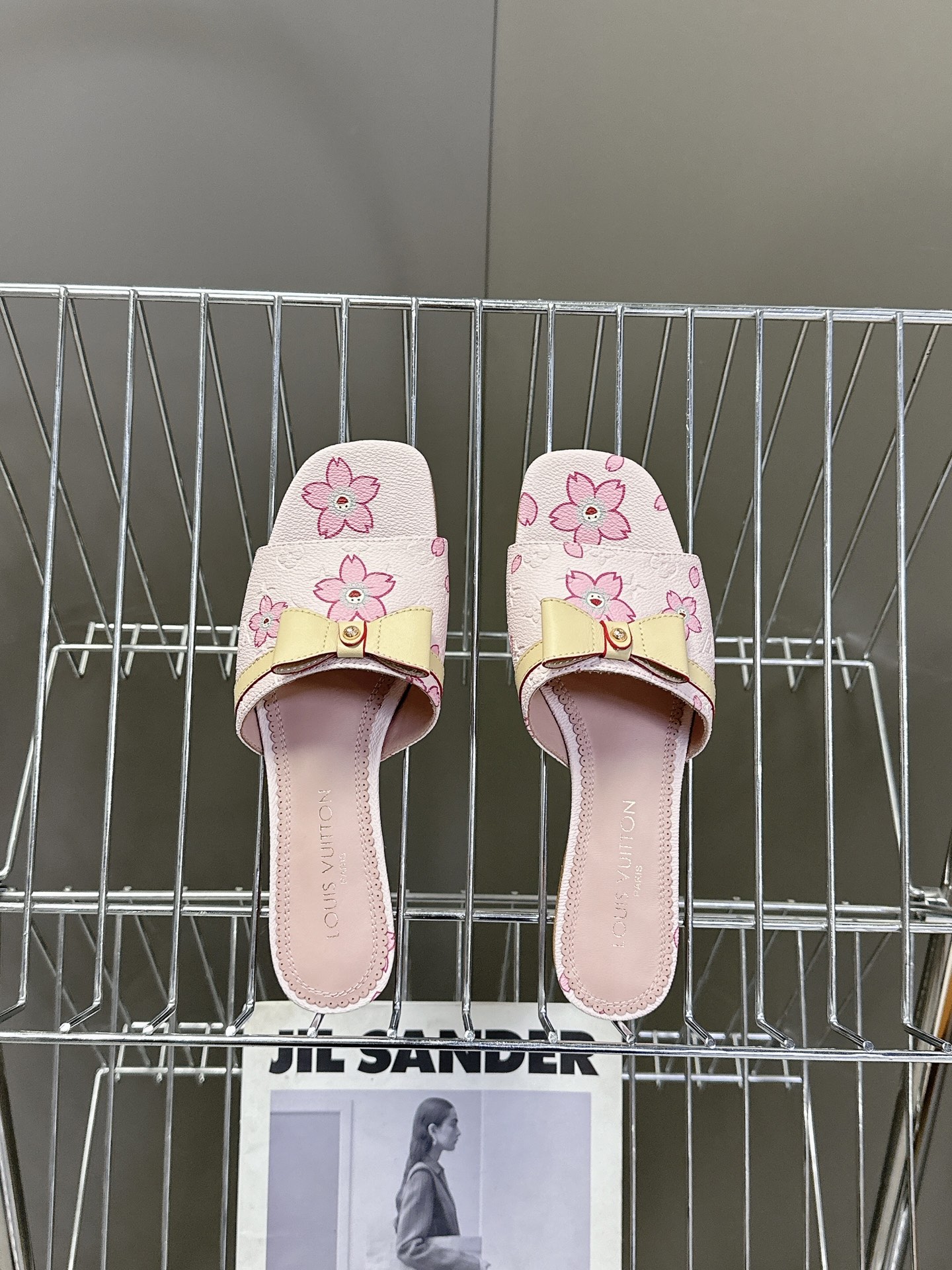  Louis Vuitton 路易威登春夏蝴蝶结时装拖鞋 春夏秀场出镜率最高的一款单品 超多名模上脚 简