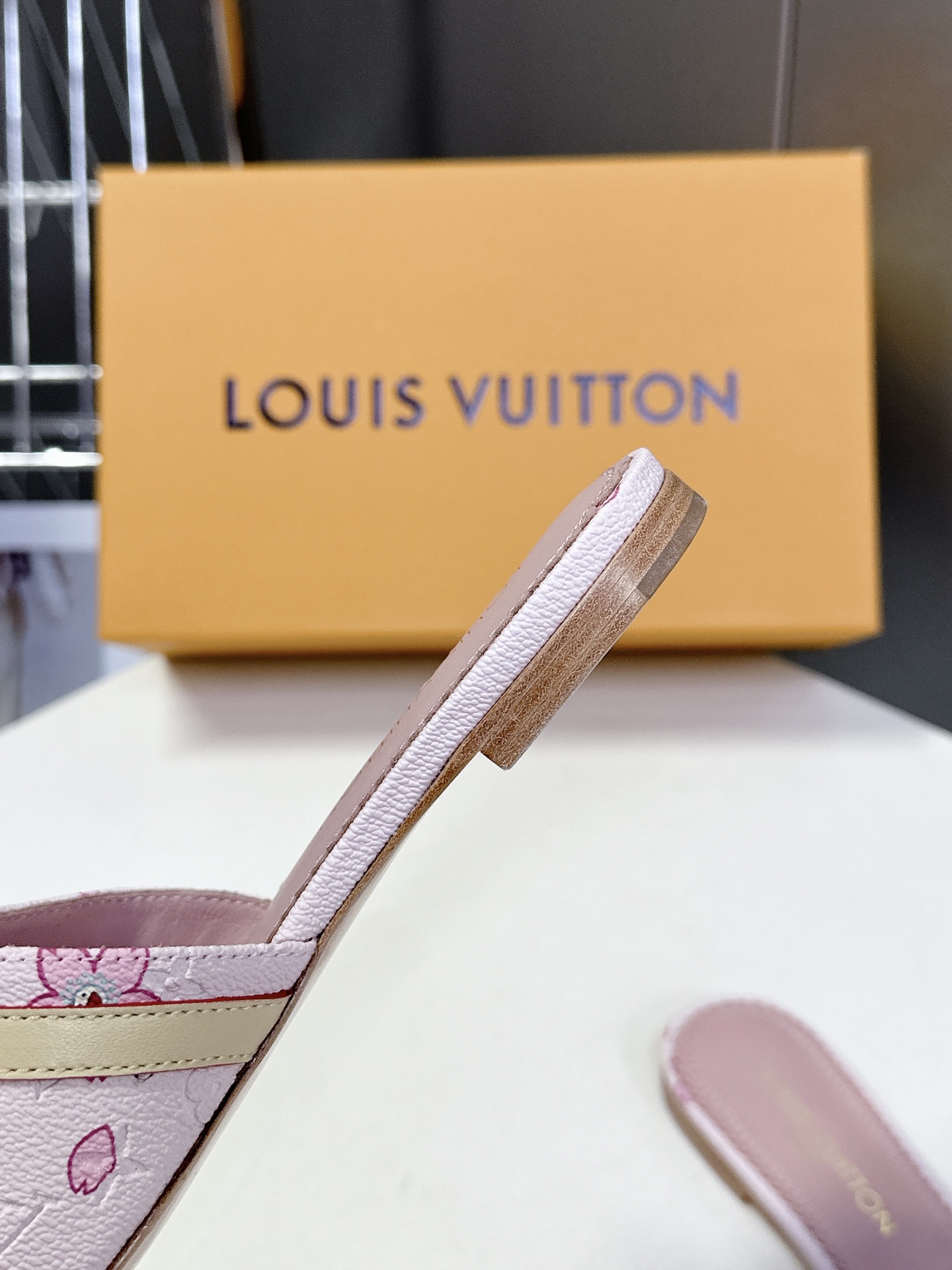  Louis Vuitton 路易威登春夏蝴蝶结时装拖鞋 春夏秀场出镜率最高的一款单品 超多名模上脚 简