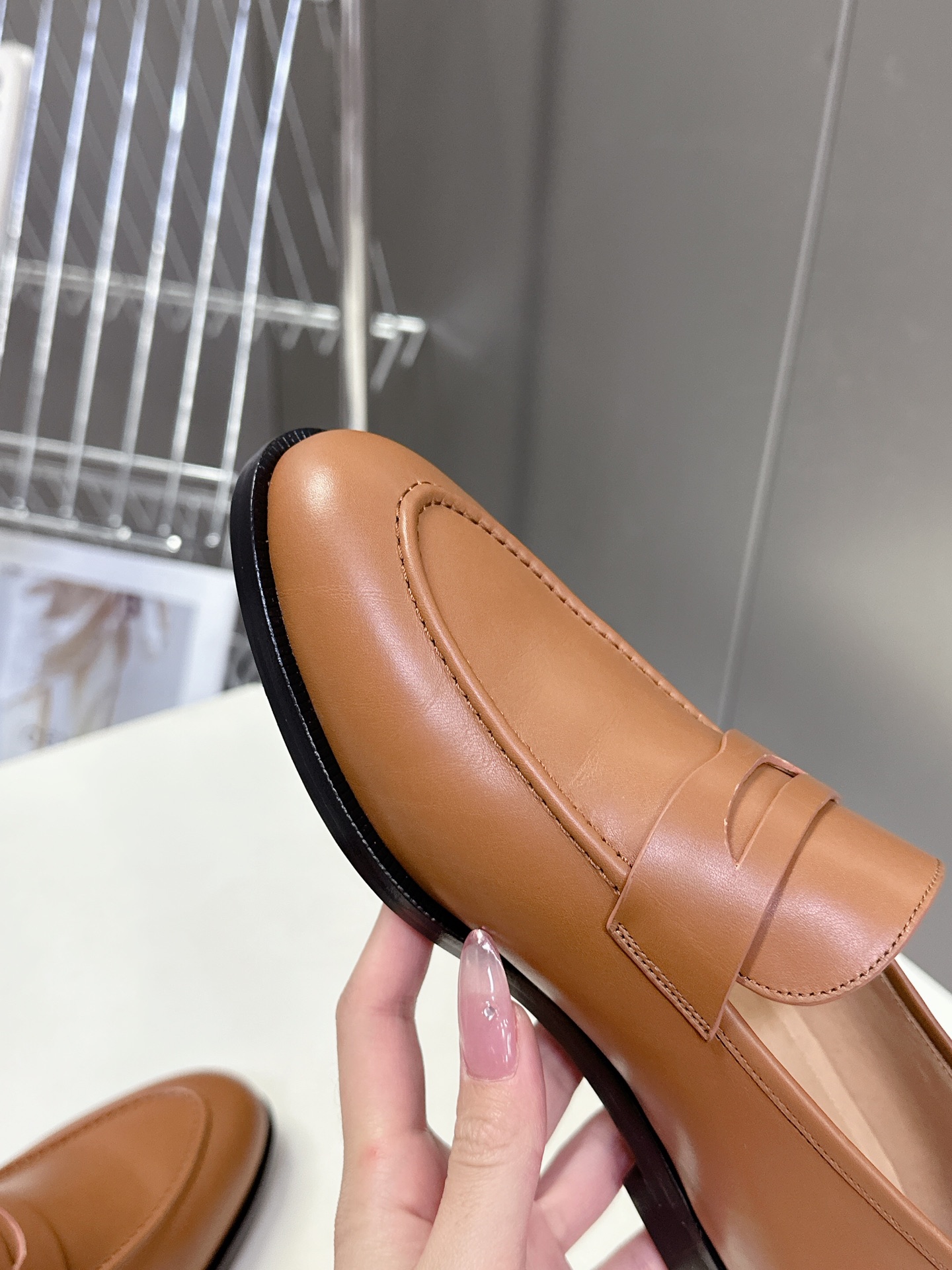   Loropiana经典高丝光羊京乐福皮鞋
LP一直是以好穿舒适为主的设计风格 这几年老钱风穿搭超级🔥