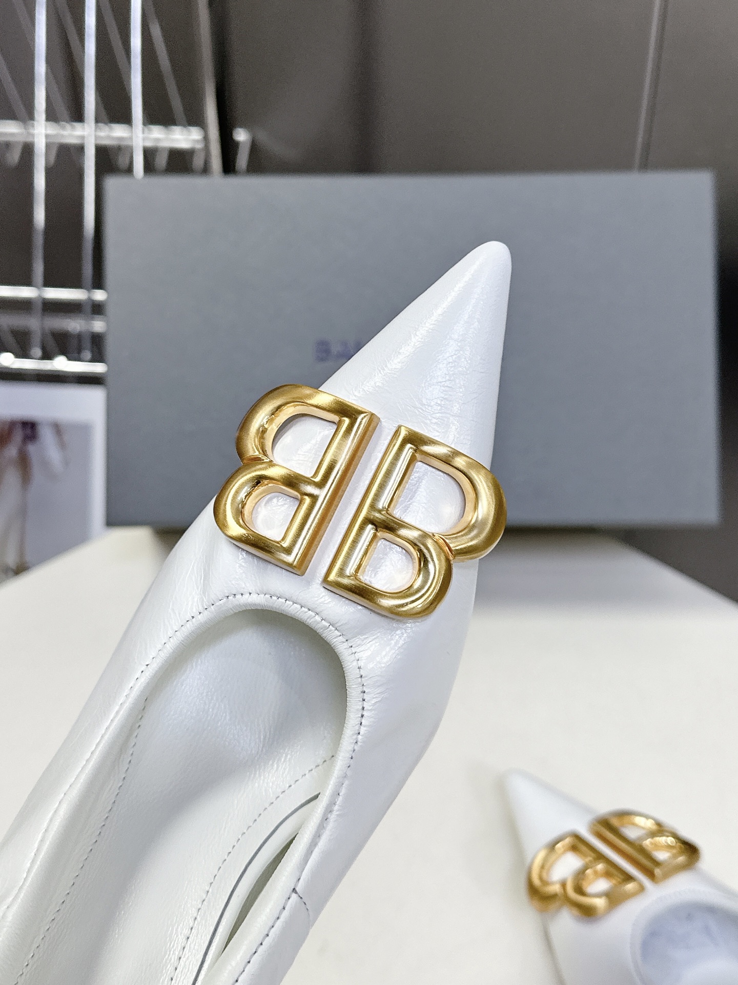  巴黎世家 BALENCAGA 新款漆皮BB五金扣系列！这款鞋型是淑女尖头跟鞋上脚美爆又百搭 INS爆款