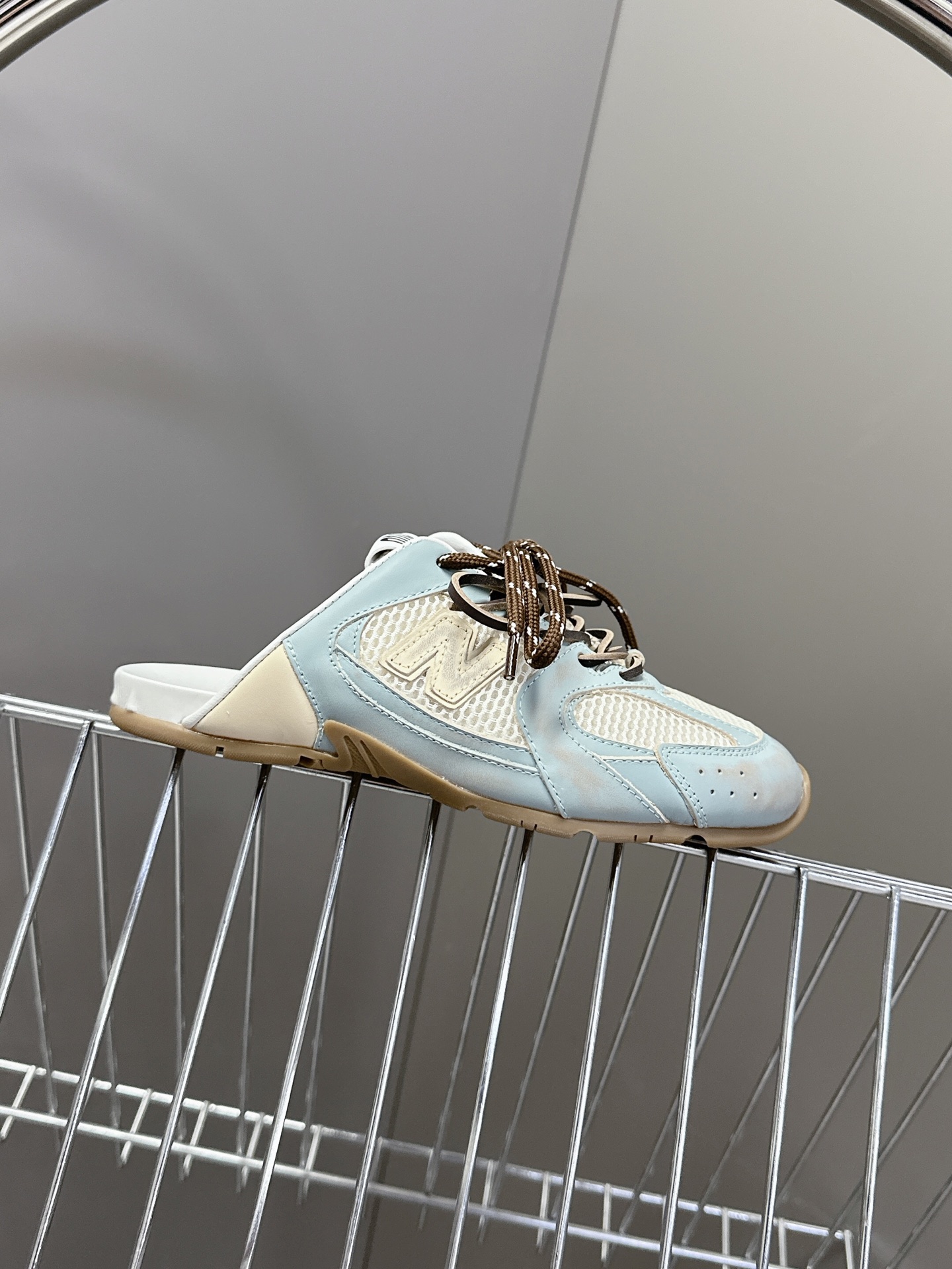  Miu Miu✖️New Balance 联名系列运动鞋、各大品牌都热衷于跨界联名、缪缪这次联名诚意满
