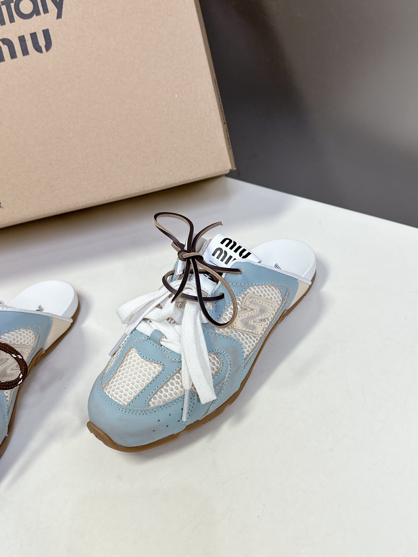 Miu Miu✖️New Balance 联名系列运动鞋、各大品牌都热衷于跨界联名、缪缪这次联名诚意满