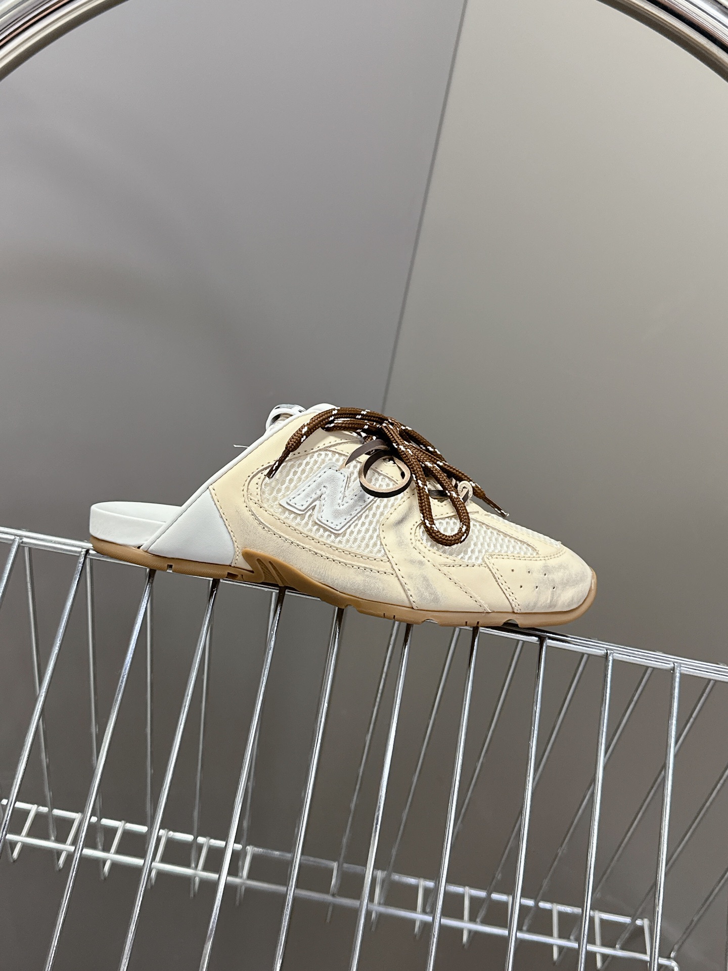  Miu Miu✖️New Balance 联名系列运动鞋、各大品牌都热衷于跨界联名、缪缪这次联名诚意满