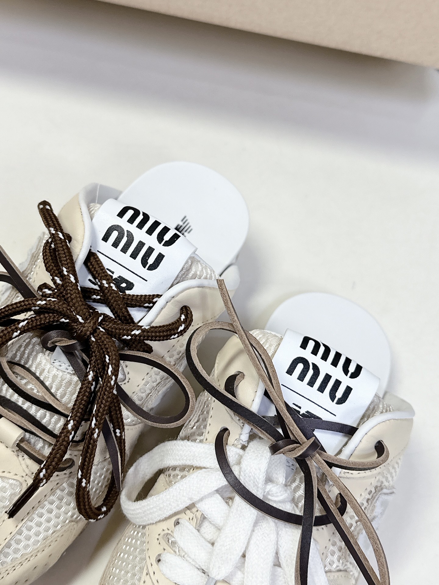  Miu Miu✖️New Balance 联名系列运动鞋、各大品牌都热衷于跨界联名、缪缪这次联名诚意满