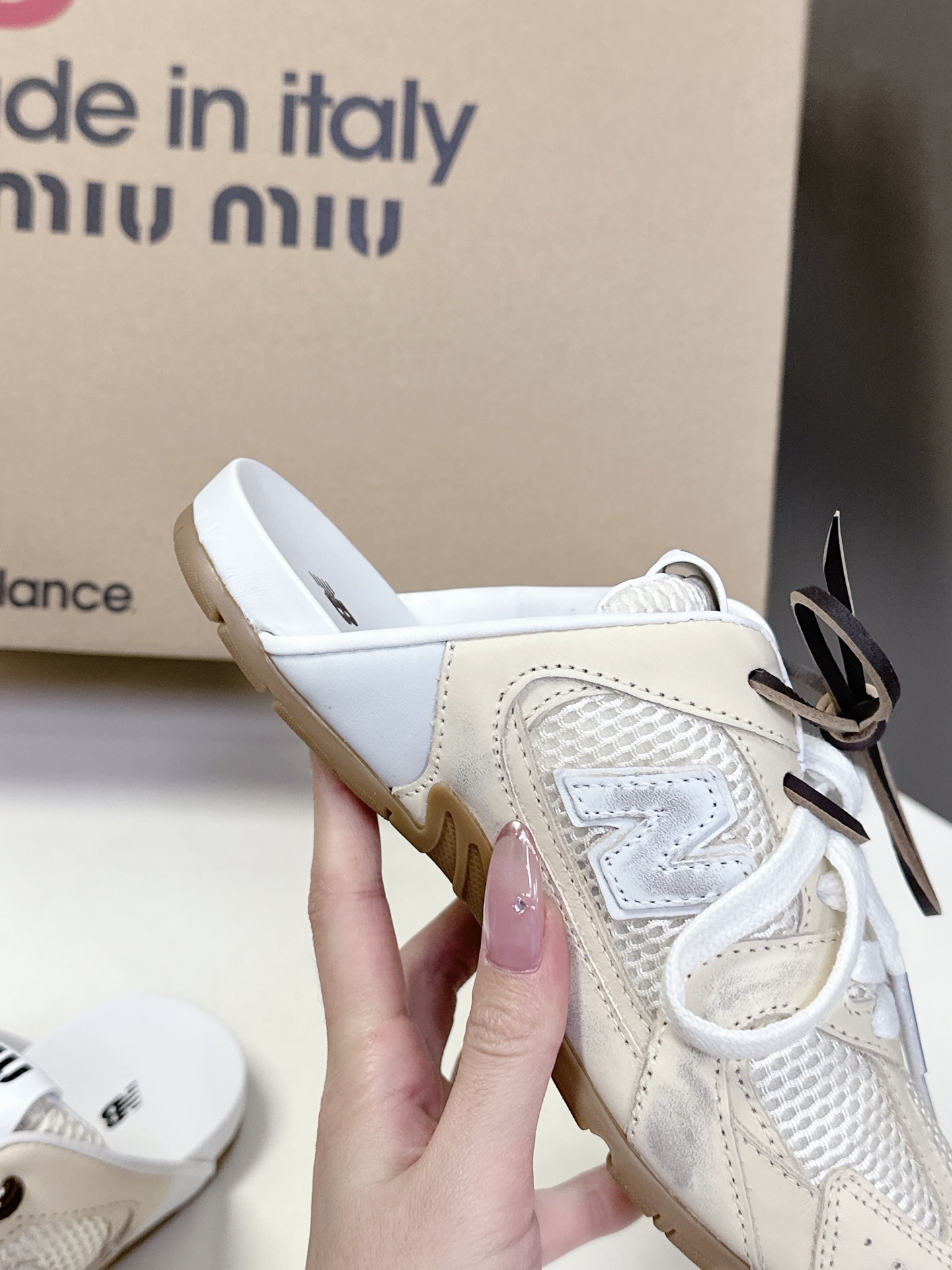  Miu Miu✖️New Balance 联名系列运动鞋、各大品牌都热衷于跨界联名、缪缪这次联名诚意满