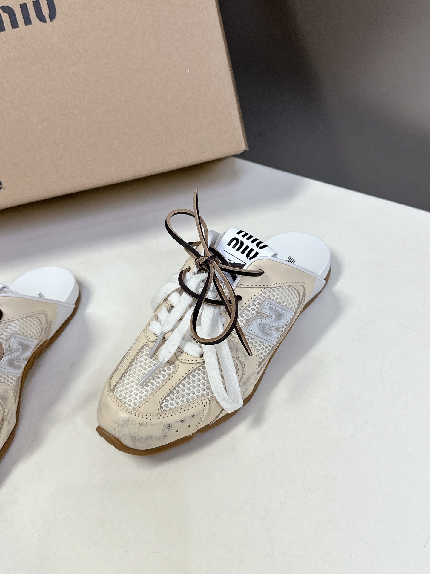  Miu Miu✖️New Balance 联名系列运动鞋、各大品牌都热衷于跨界联名、缪缪这次联名诚意满