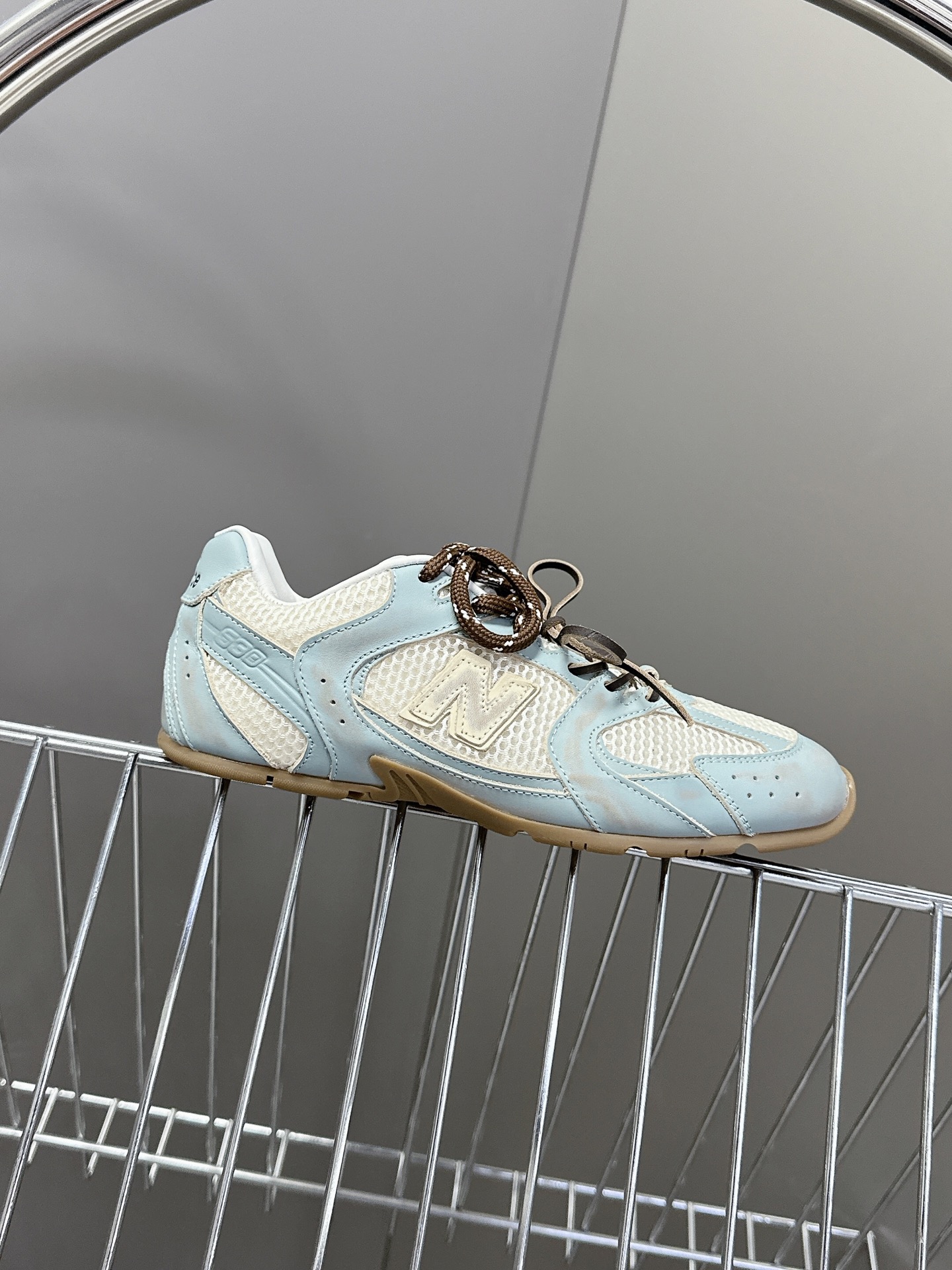  Miu Miu✖️New Balance 联名系列运动鞋、各大品牌都热衷于跨界联名、缪缪这次联名诚意满