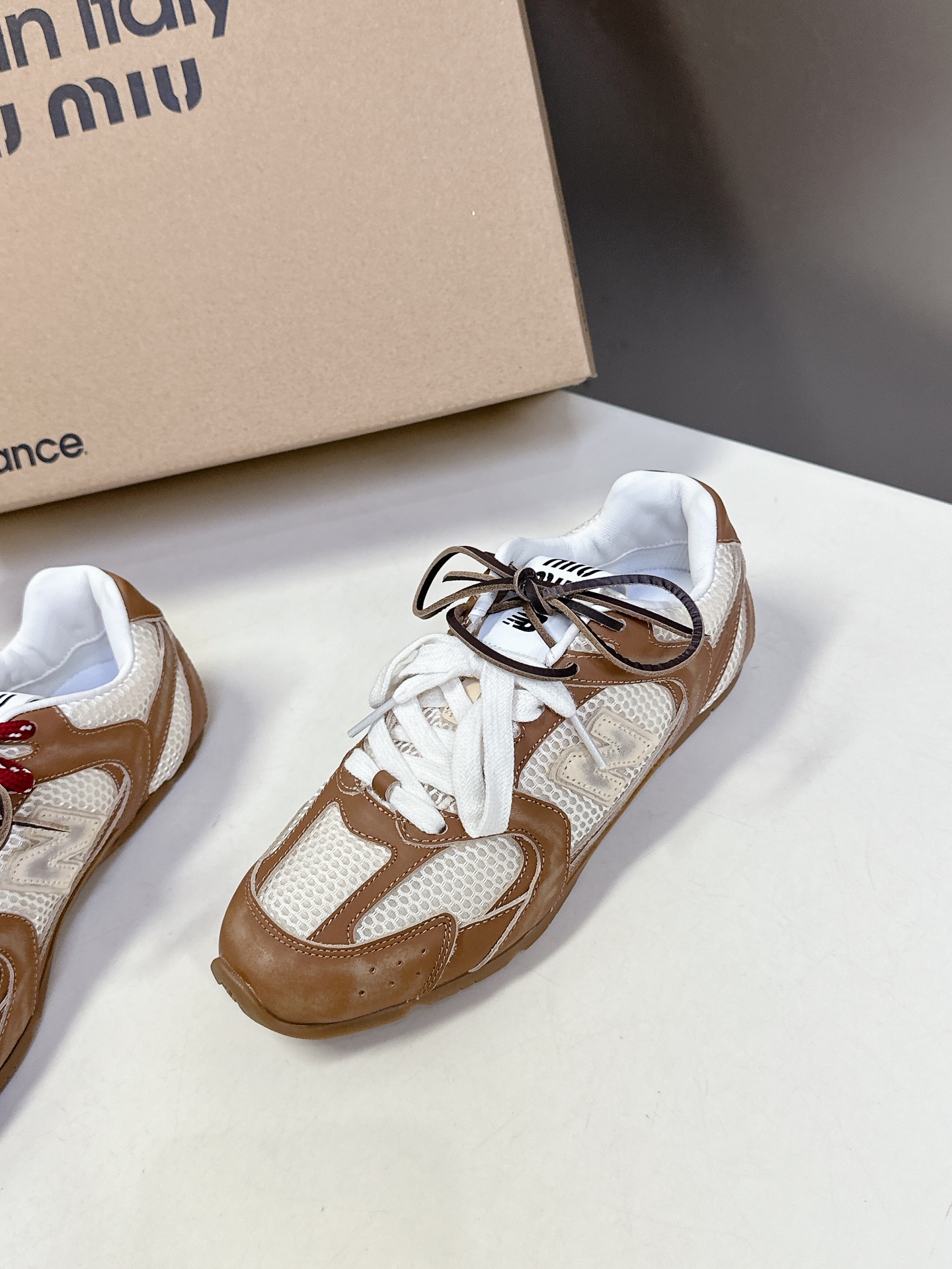  Miu Miu✖️New Balance 联名系列运动鞋、各大品牌都热衷于跨界联名、缪缪这次联名诚意满