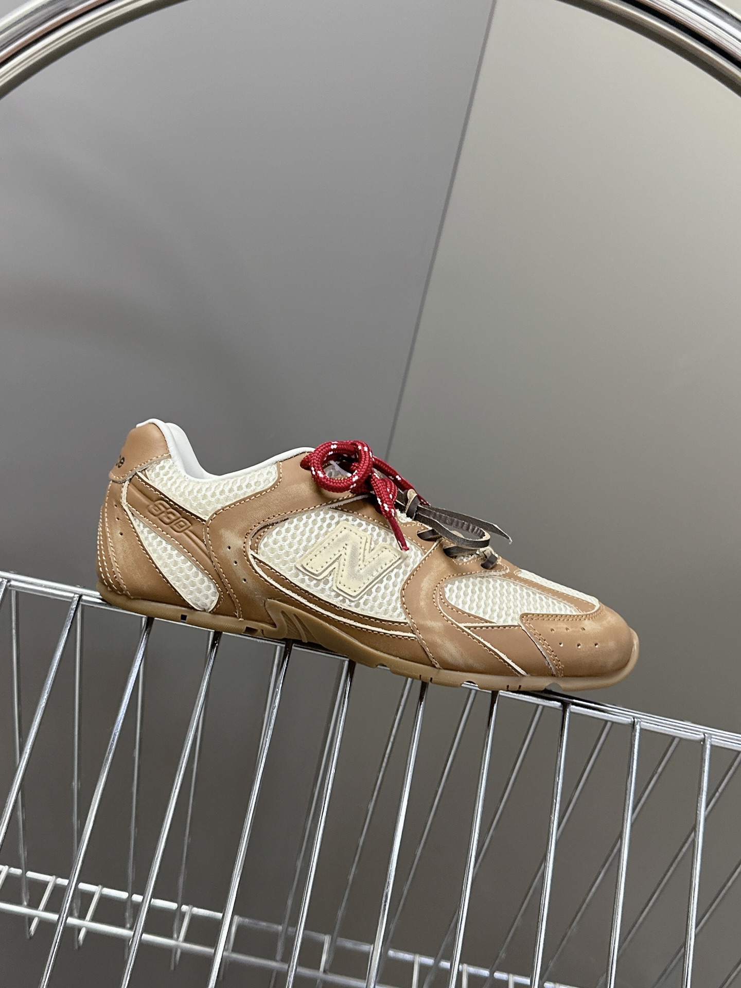  Miu Miu✖️New Balance 联名系列运动鞋、各大品牌都热衷于跨界联名、缪缪这次联名诚意满