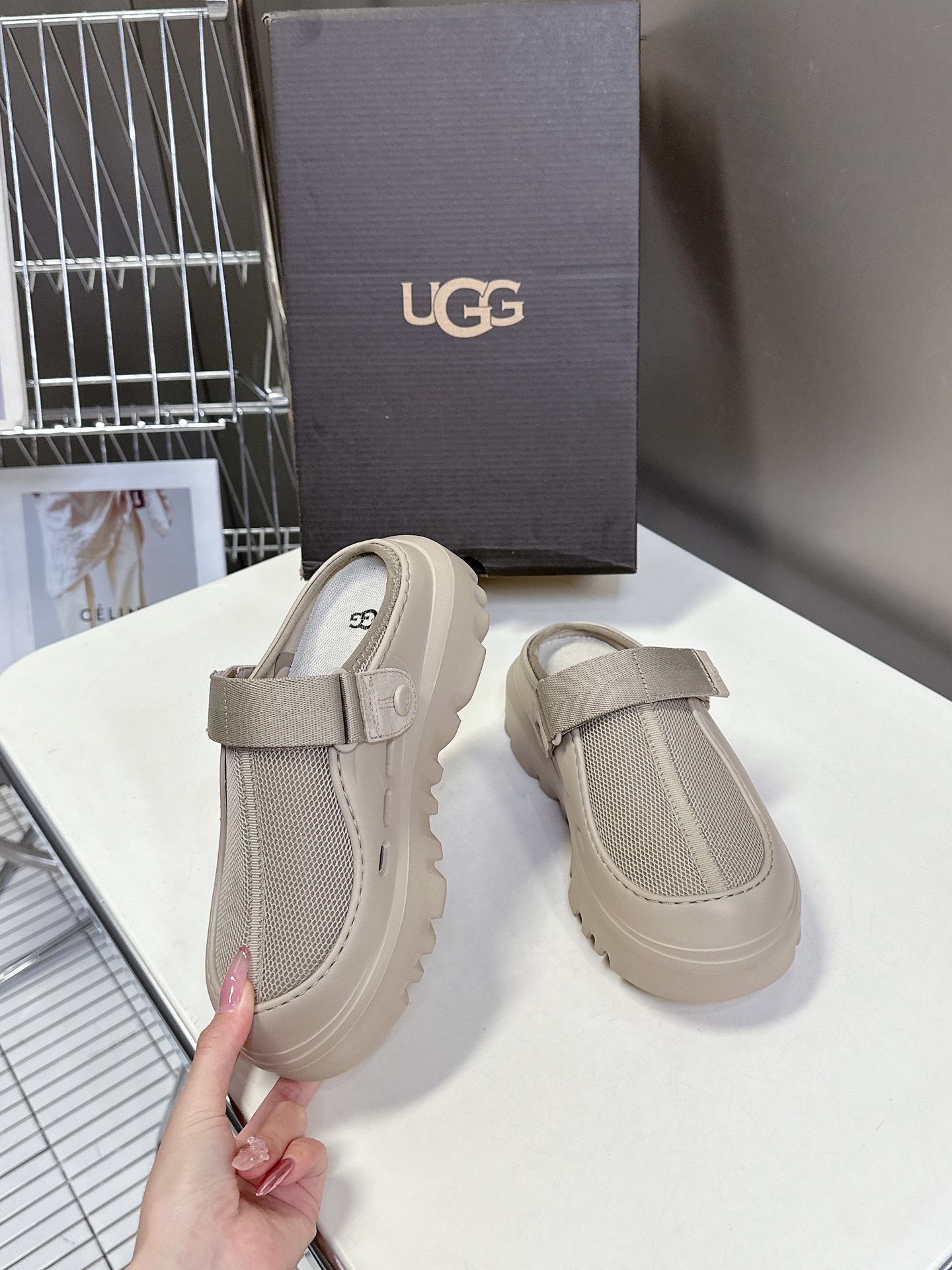  男装➕10 UGG春夏最新厚底情侣款拖鞋
      一款不会撞衫的鞋子、简约的隔板设计鞋面牛皮拼透气