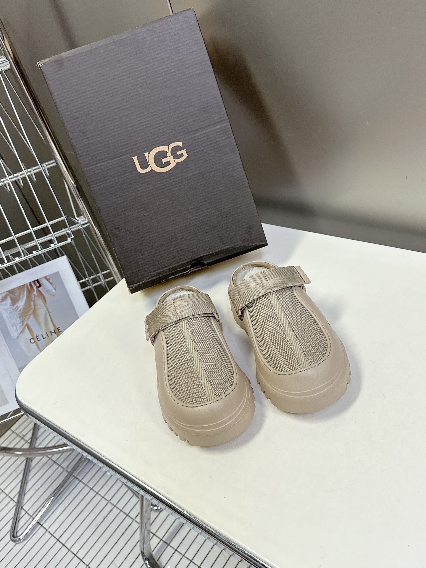  男装➕10 UGG春夏最新厚底情侣款拖鞋
      一款不会撞衫的鞋子、简约的隔板设计鞋面牛皮拼透气