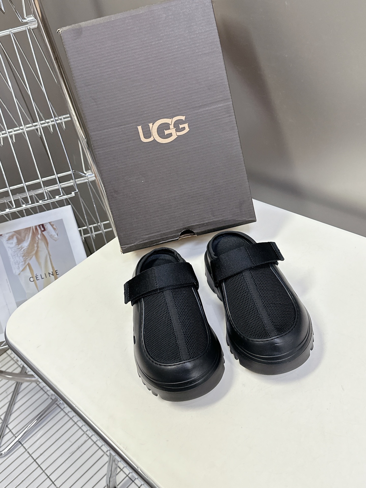  男装➕10 UGG春夏最新厚底情侣款拖鞋
      一款不会撞衫的鞋子、简约的隔板设计鞋面牛皮拼透气
