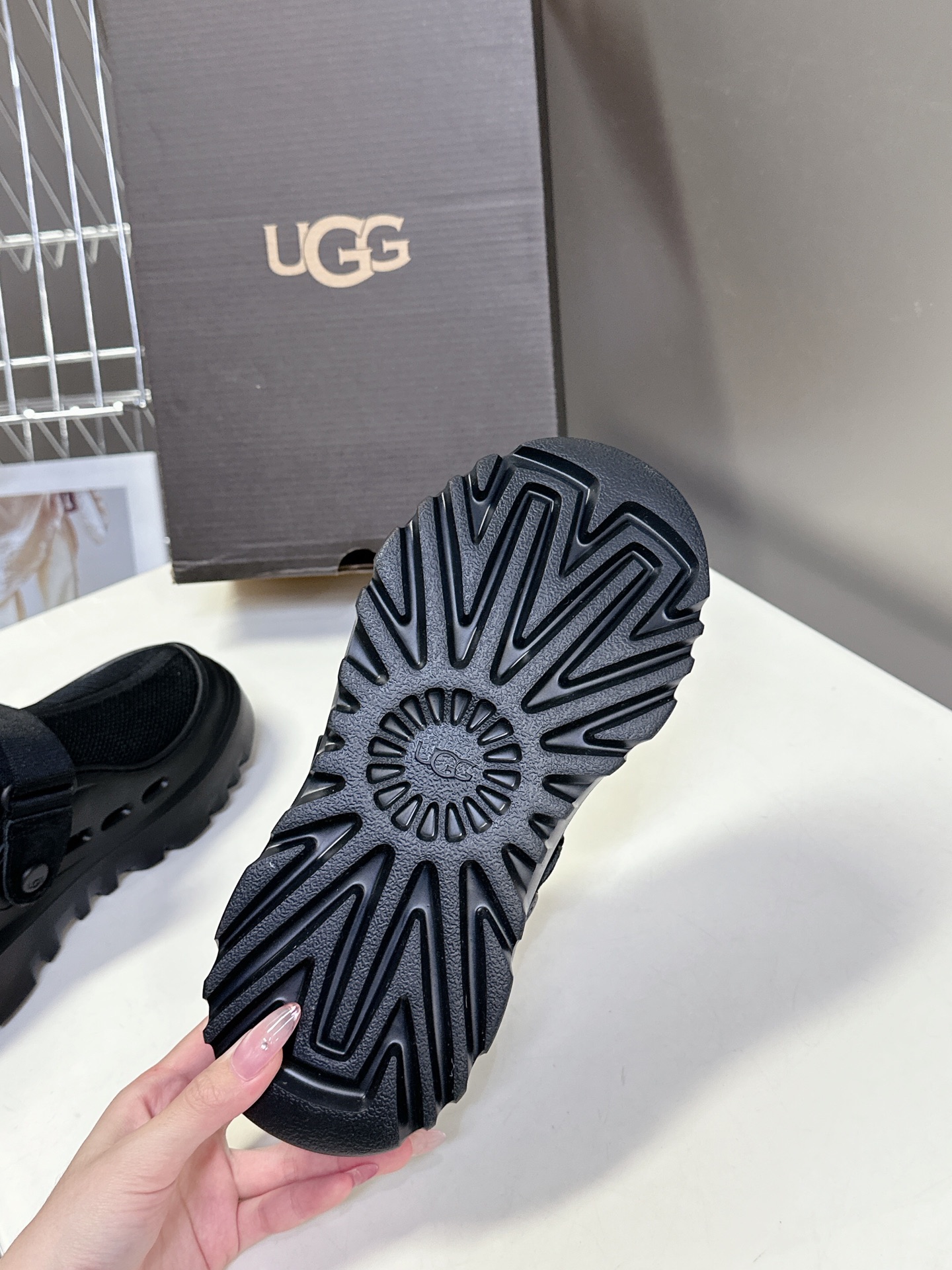  男装➕10 UGG春夏最新厚底情侣款拖鞋
      一款不会撞衫的鞋子、简约的隔板设计鞋面牛皮拼透气