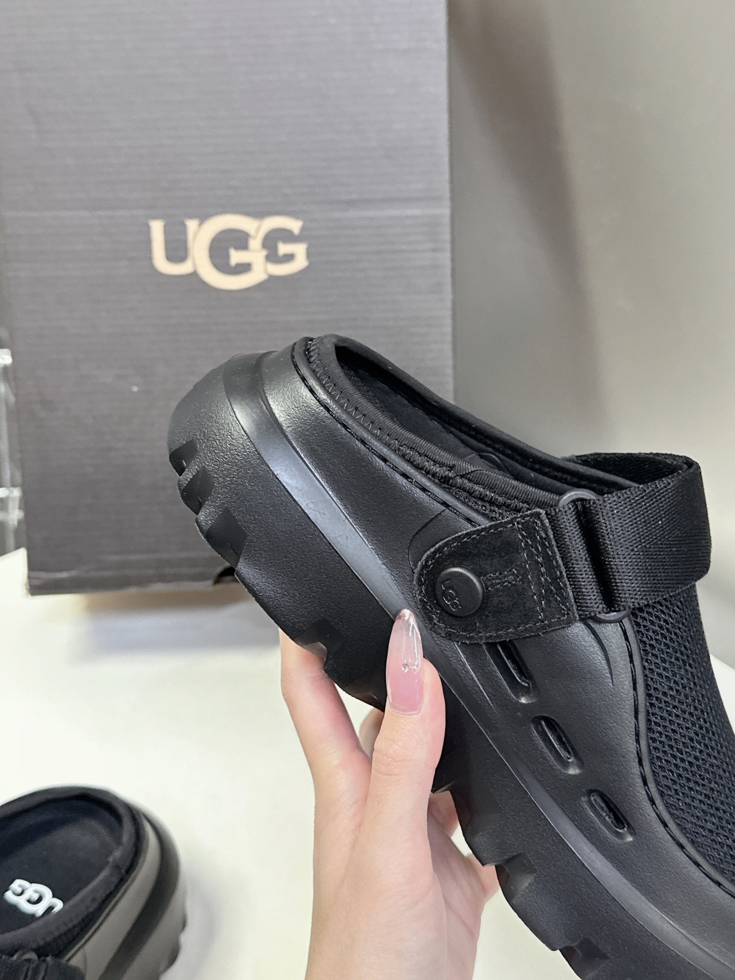  男装➕10 UGG春夏最新厚底情侣款拖鞋
      一款不会撞衫的鞋子、简约的隔板设计鞋面牛皮拼透气