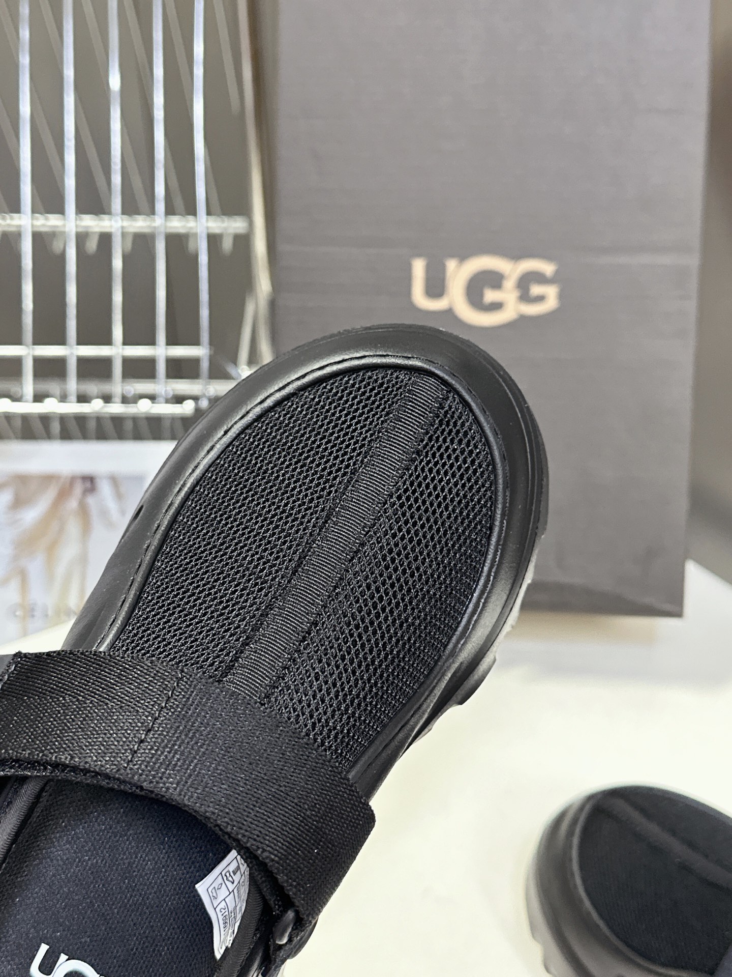  男装➕10 UGG春夏最新厚底情侣款拖鞋
      一款不会撞衫的鞋子、简约的隔板设计鞋面牛皮拼透气