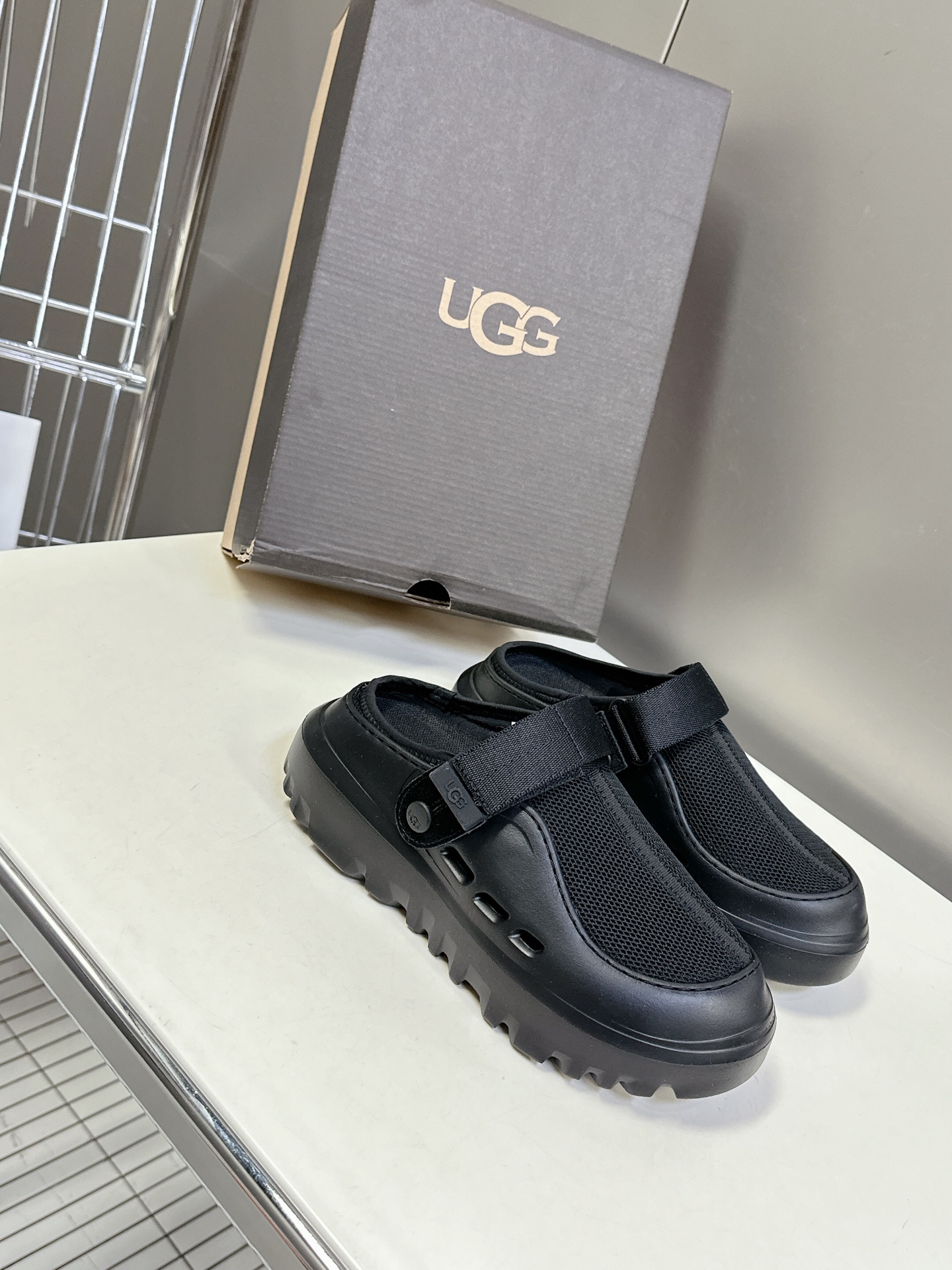  男装➕10 UGG春夏最新厚底情侣款拖鞋
      一款不会撞衫的鞋子、简约的隔板设计鞋面牛皮拼透气
