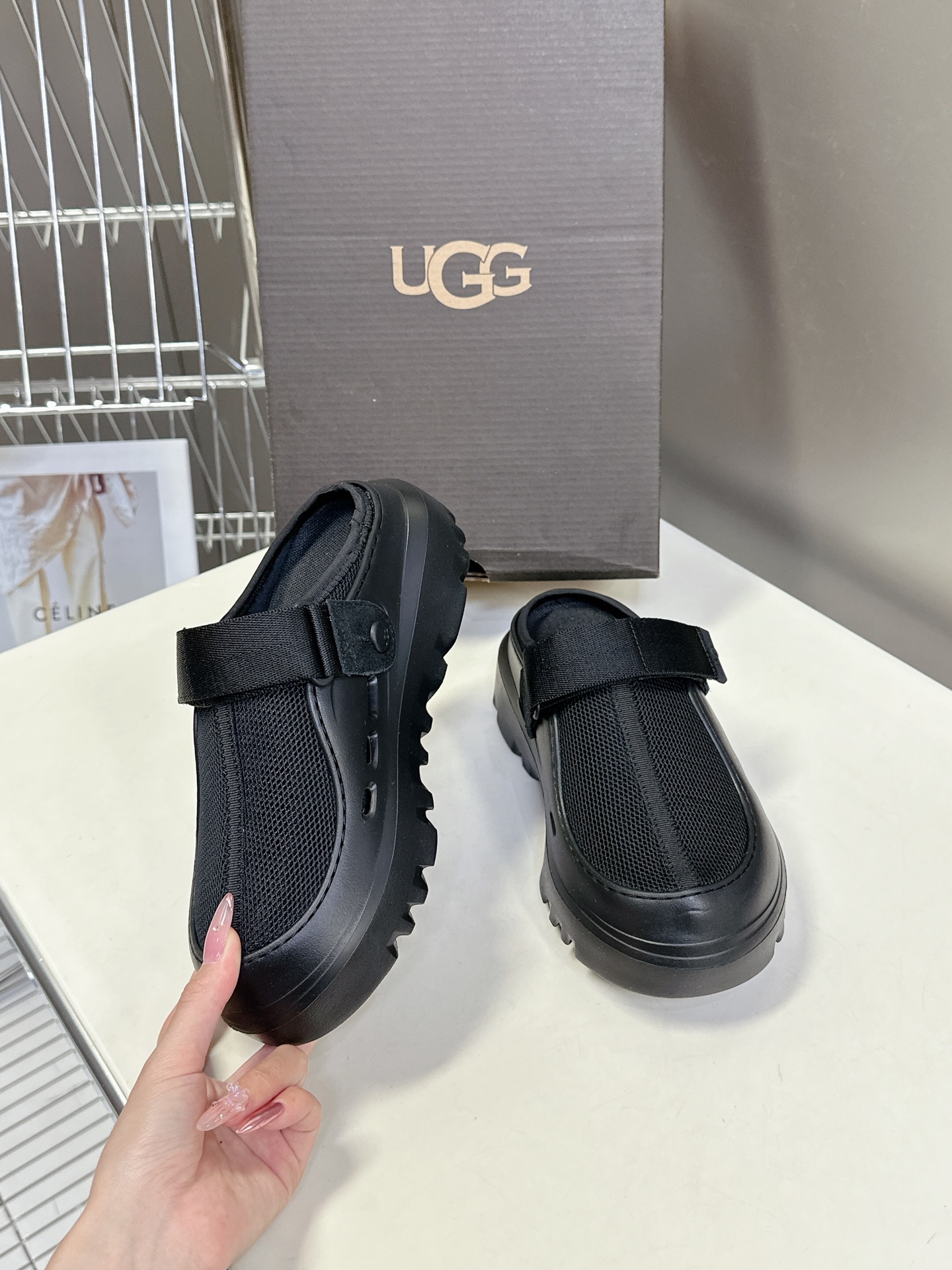  男装➕10 UGG春夏最新厚底情侣款拖鞋
      一款不会撞衫的鞋子、简约的隔板设计鞋面牛皮拼透气