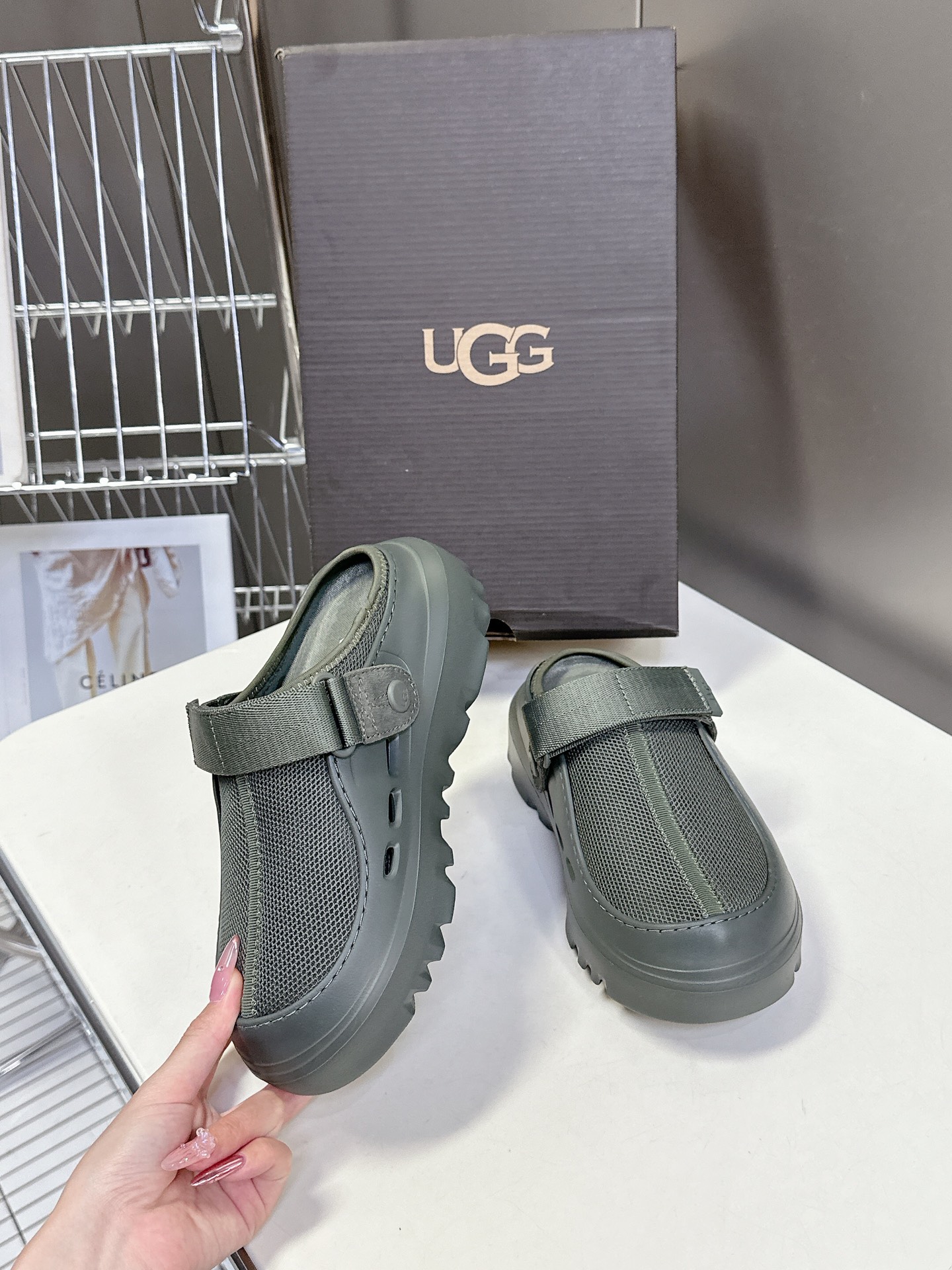  男装➕10 UGG春夏最新厚底情侣款拖鞋
      一款不会撞衫的鞋子、简约的隔板设计鞋面牛皮拼透气