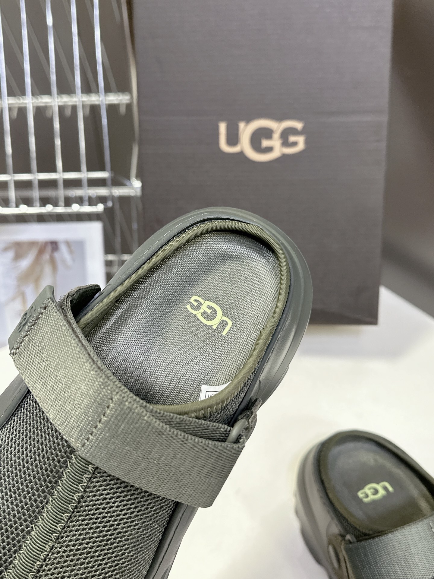  男装➕10 UGG春夏最新厚底情侣款拖鞋
      一款不会撞衫的鞋子、简约的隔板设计鞋面牛皮拼透气