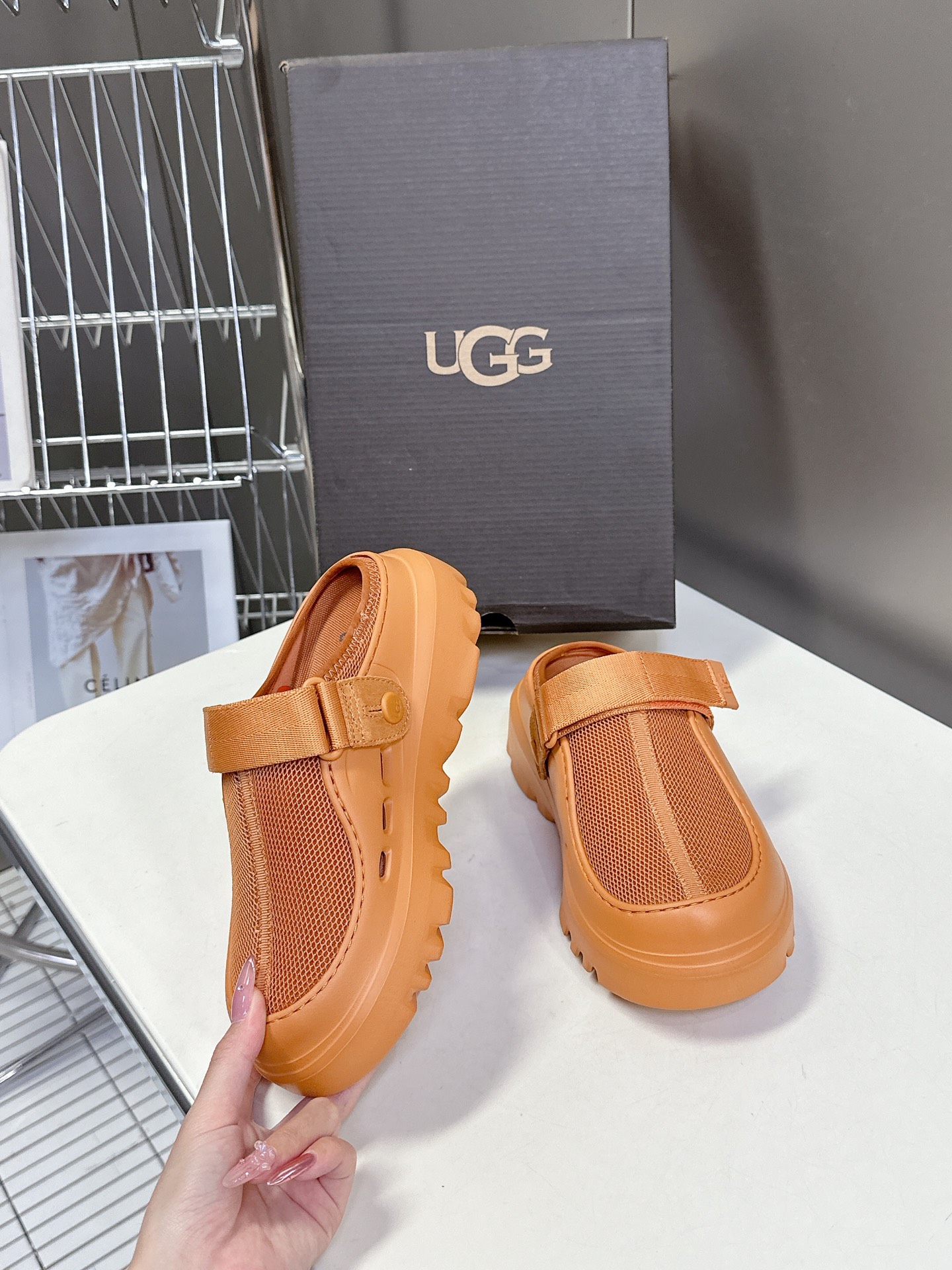  男装➕10 UGG春夏最新厚底情侣款拖鞋
      一款不会撞衫的鞋子、简约的隔板设计鞋面牛皮拼透气