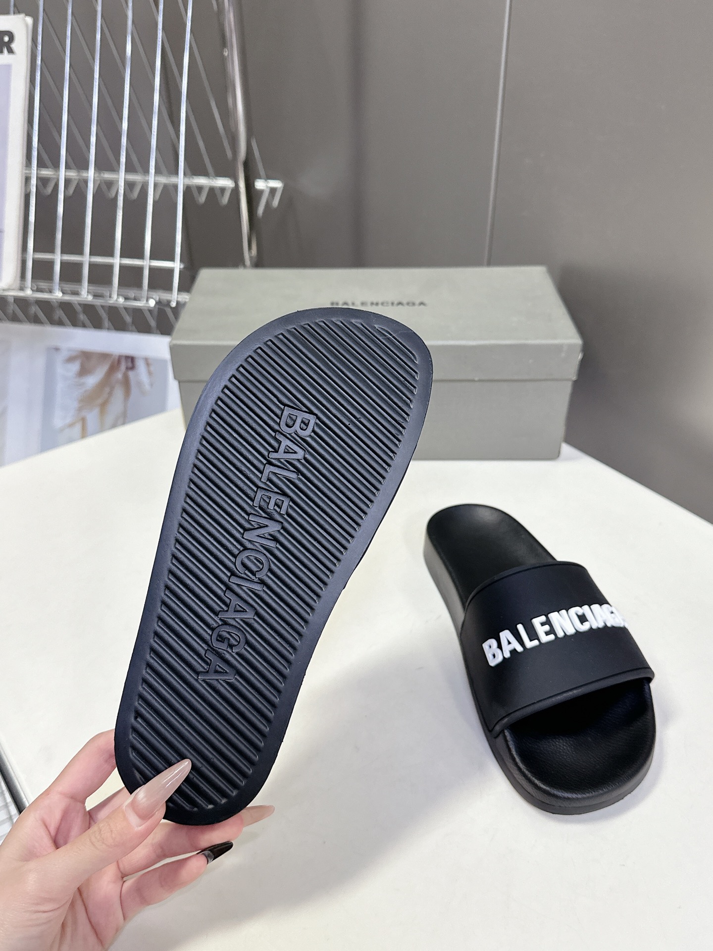  Balenciaga巴黎世家春夏最新情侣款拖鞋
鞋面胶片打印工艺 各种品牌元素 时装博主与欧美明星大爱