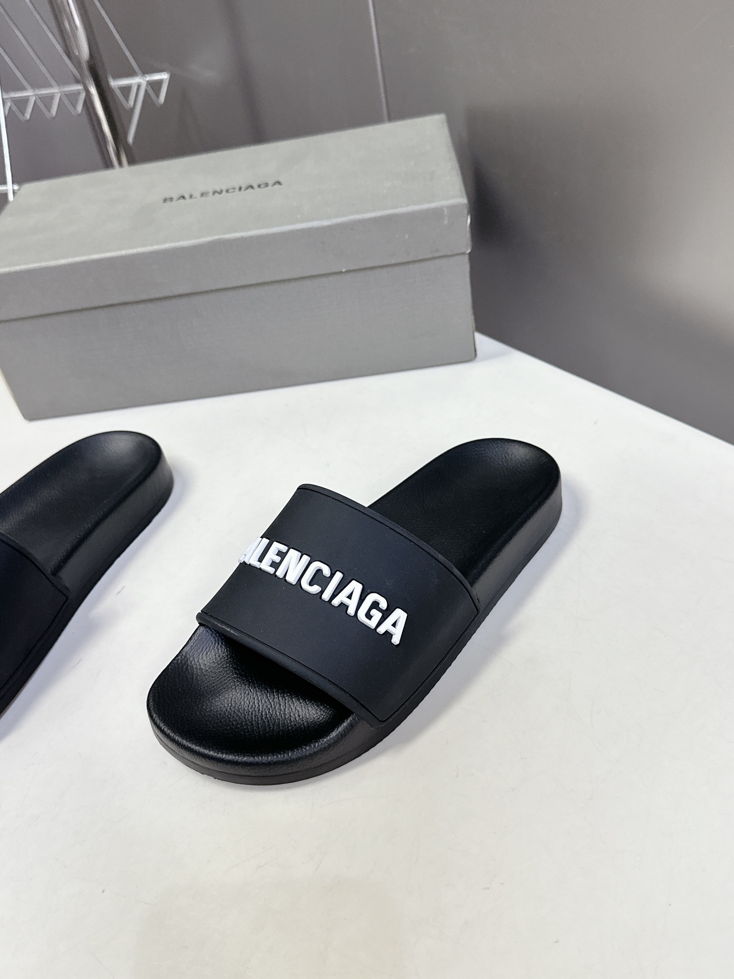  Balenciaga巴黎世家春夏最新情侣款拖鞋
鞋面胶片打印工艺 各种品牌元素 时装博主与欧美明星大爱