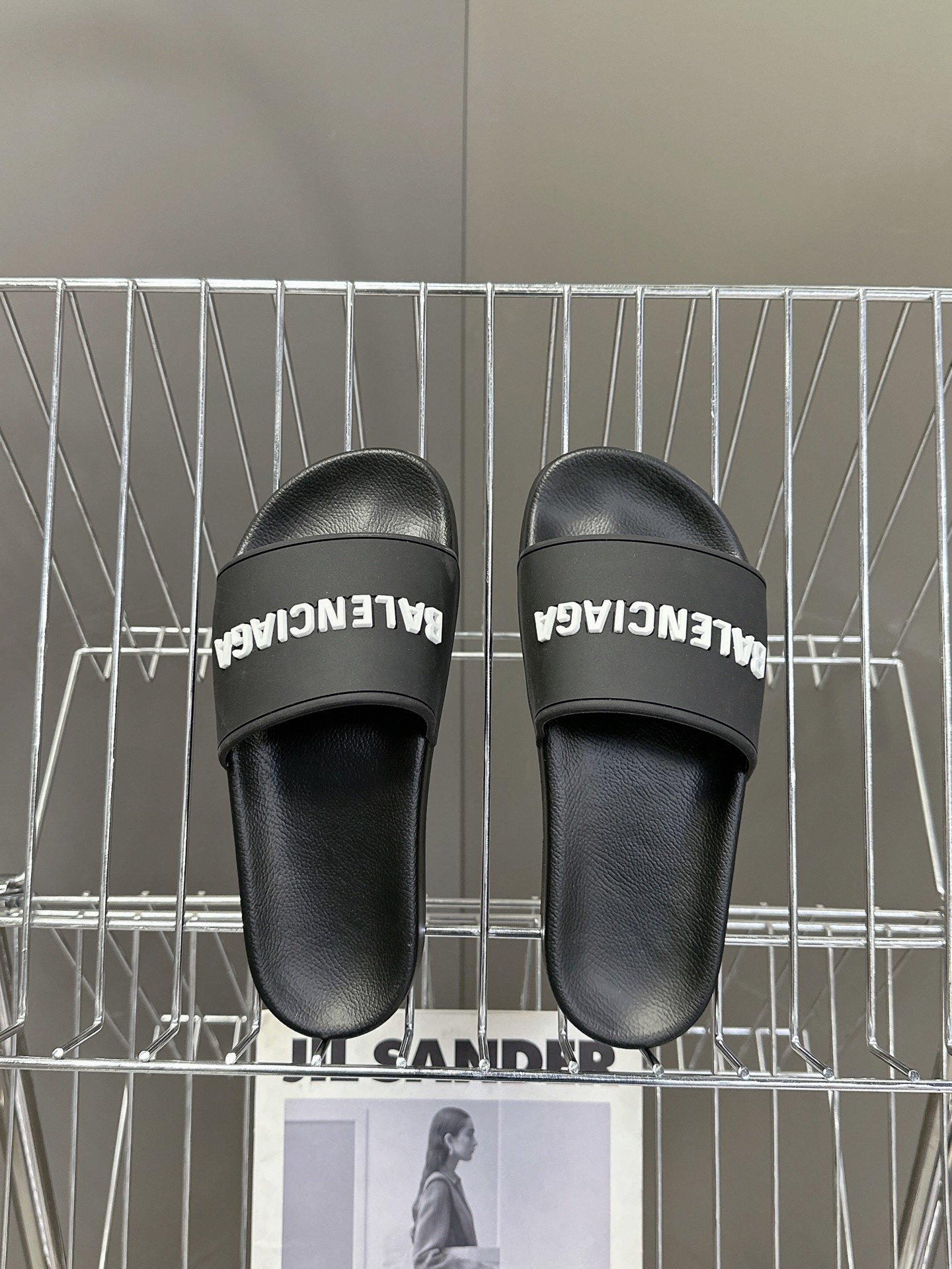  Balenciaga巴黎世家春夏最新情侣款拖鞋
鞋面胶片打印工艺 各种品牌元素 时装博主与欧美明星大爱