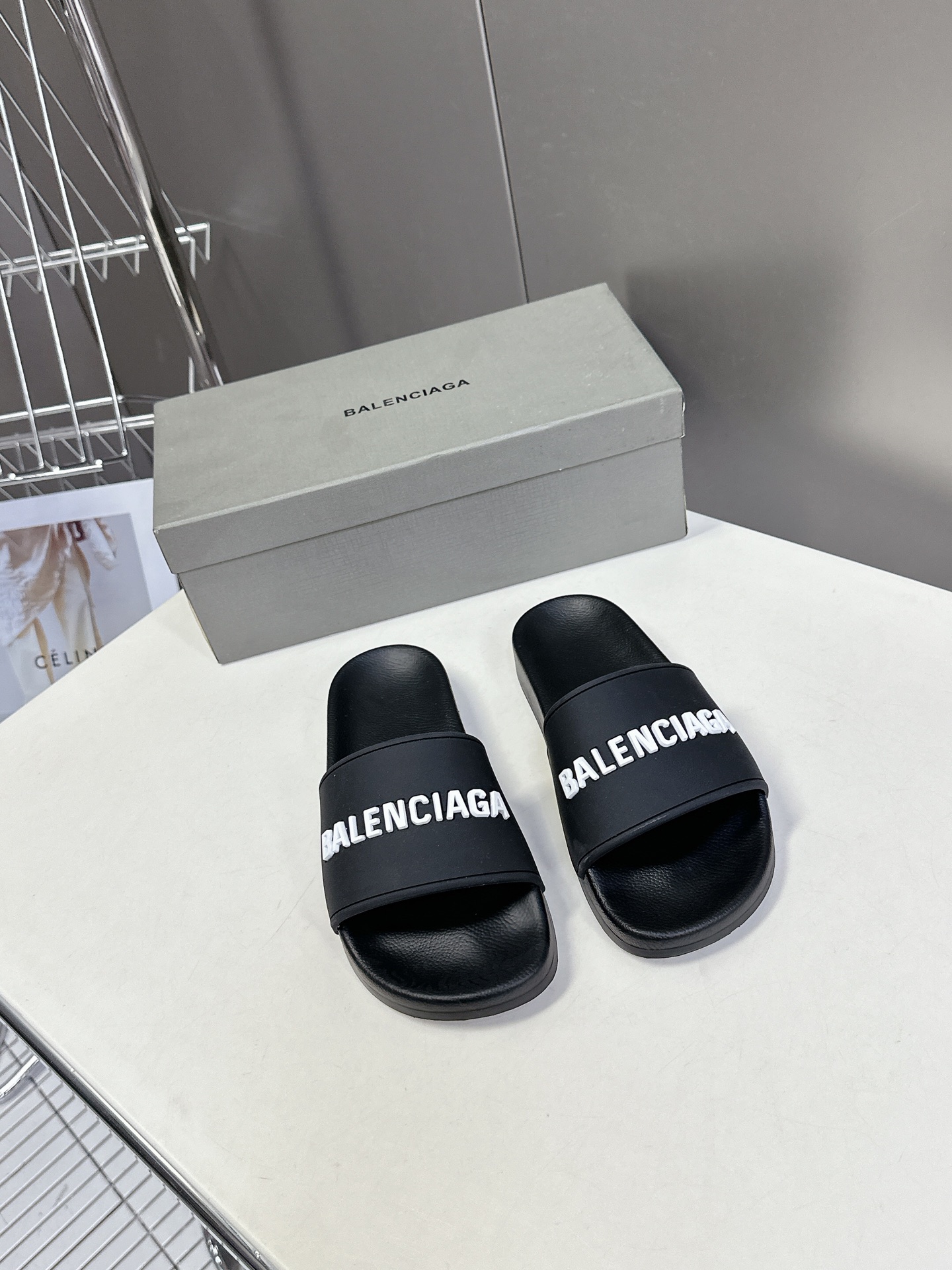 Balenciaga巴黎世家春夏最新情侣款拖鞋
鞋面胶片打印工艺 各种品牌元素 时装博主与欧美明星大爱