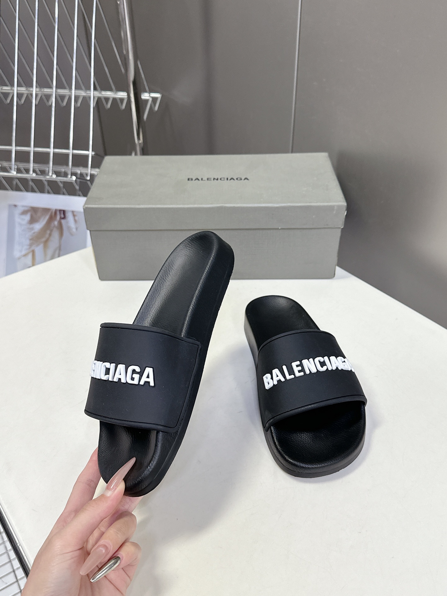  Balenciaga巴黎世家春夏最新情侣款拖鞋
鞋面胶片打印工艺 各种品牌元素 时装博主与欧美明星大爱