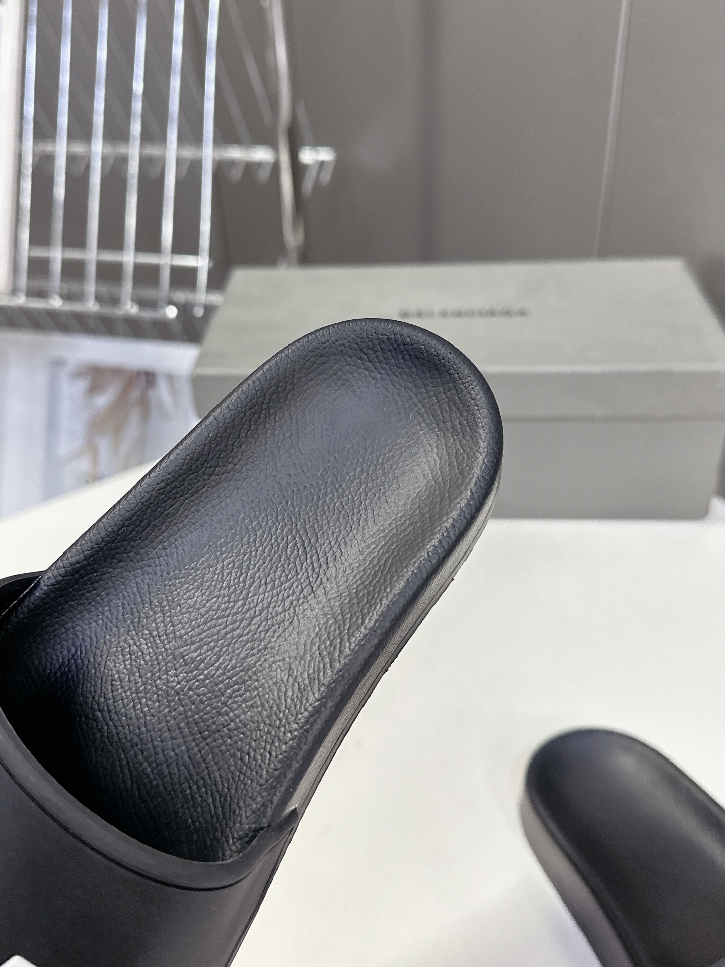  Balenciaga巴黎世家春夏最新情侣款拖鞋
鞋面胶片打印工艺 各种品牌元素 时装博主与欧美明星大爱