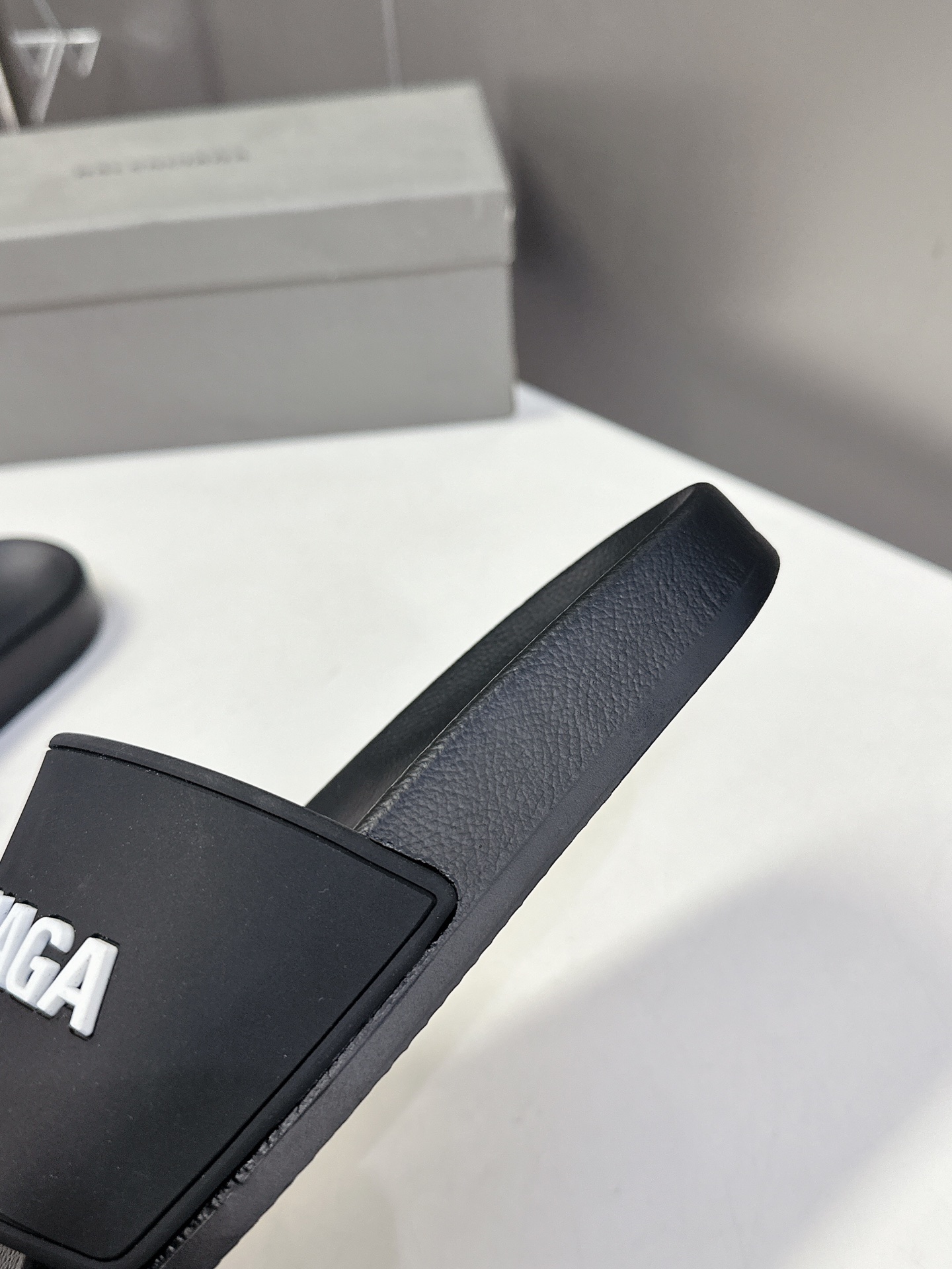  Balenciaga巴黎世家春夏最新情侣款拖鞋
鞋面胶片打印工艺 各种品牌元素 时装博主与欧美明星大爱