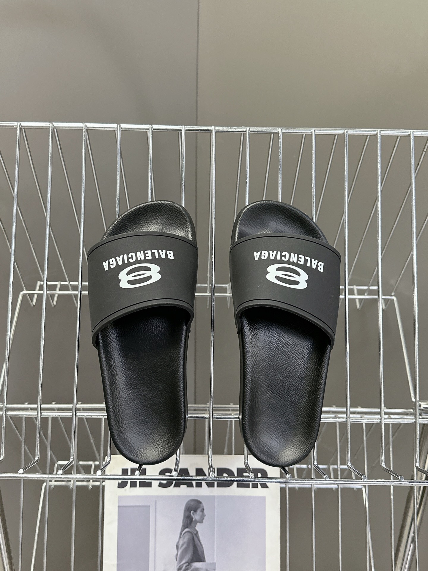  Balenciaga巴黎世家春夏最新情侣款拖鞋
鞋面胶片打印工艺 各种品牌元素 时装博主与欧美明星大爱