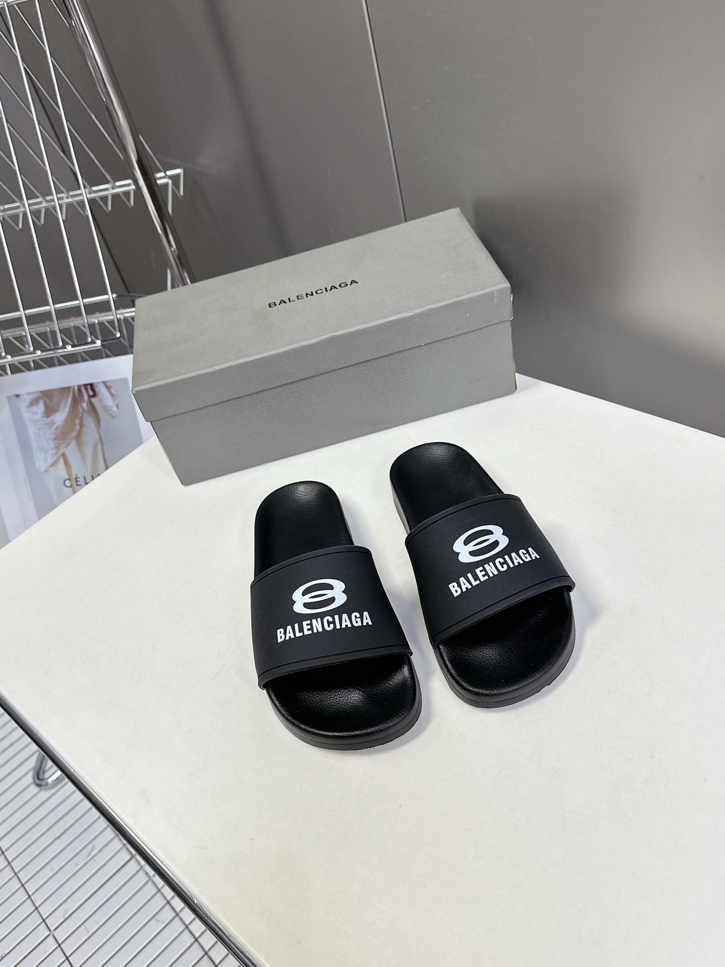  Balenciaga巴黎世家春夏最新情侣款拖鞋
鞋面胶片打印工艺 各种品牌元素 时装博主与欧美明星大爱