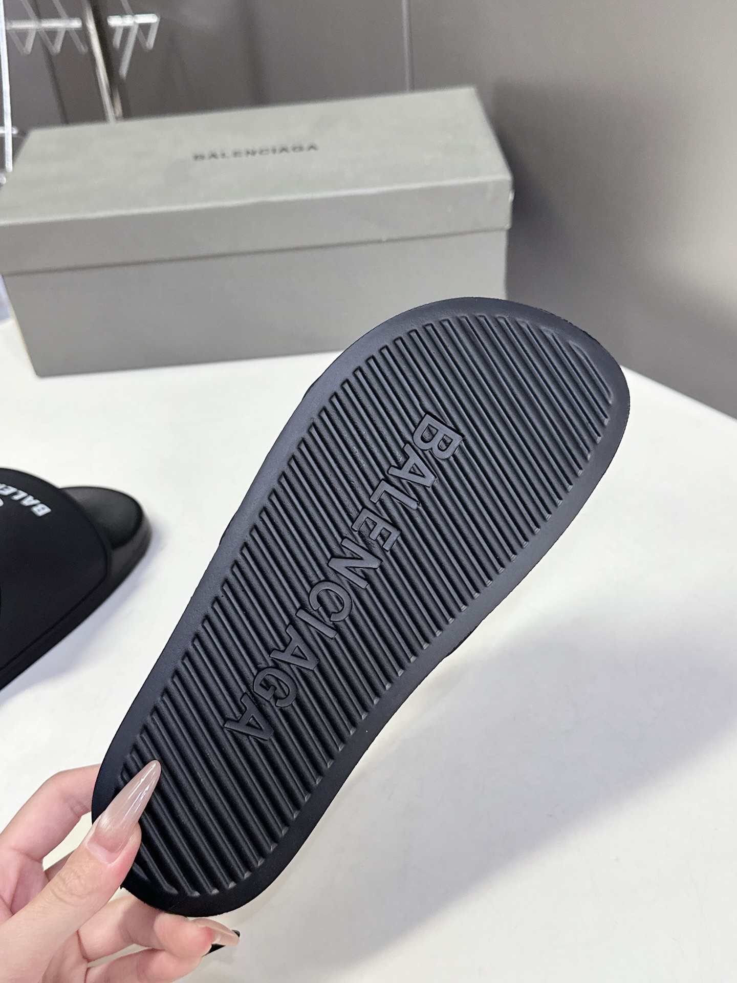  Balenciaga巴黎世家春夏最新情侣款拖鞋
鞋面胶片打印工艺 各种品牌元素 时装博主与欧美明星大爱