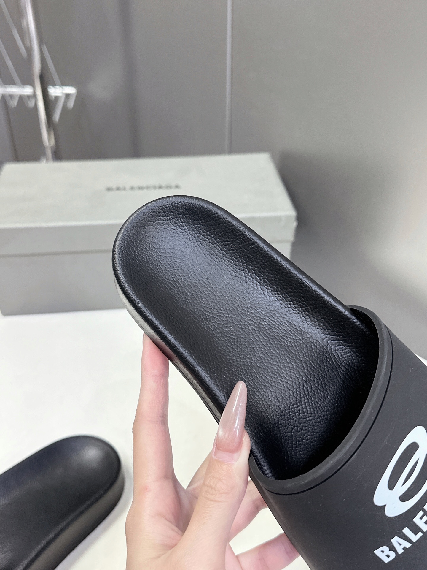  Balenciaga巴黎世家春夏最新情侣款拖鞋
鞋面胶片打印工艺 各种品牌元素 时装博主与欧美明星大爱