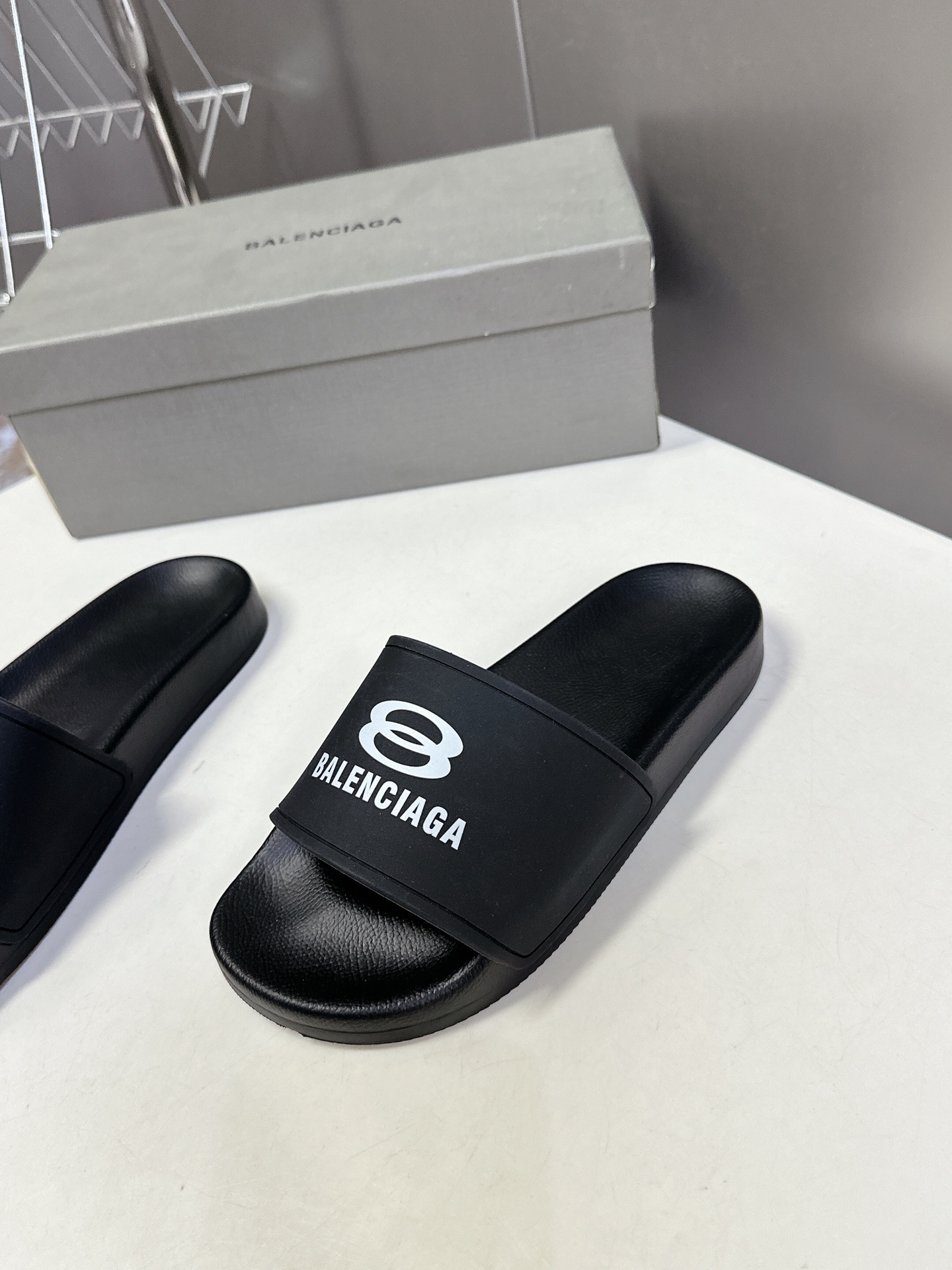  Balenciaga巴黎世家春夏最新情侣款拖鞋
鞋面胶片打印工艺 各种品牌元素 时装博主与欧美明星大爱