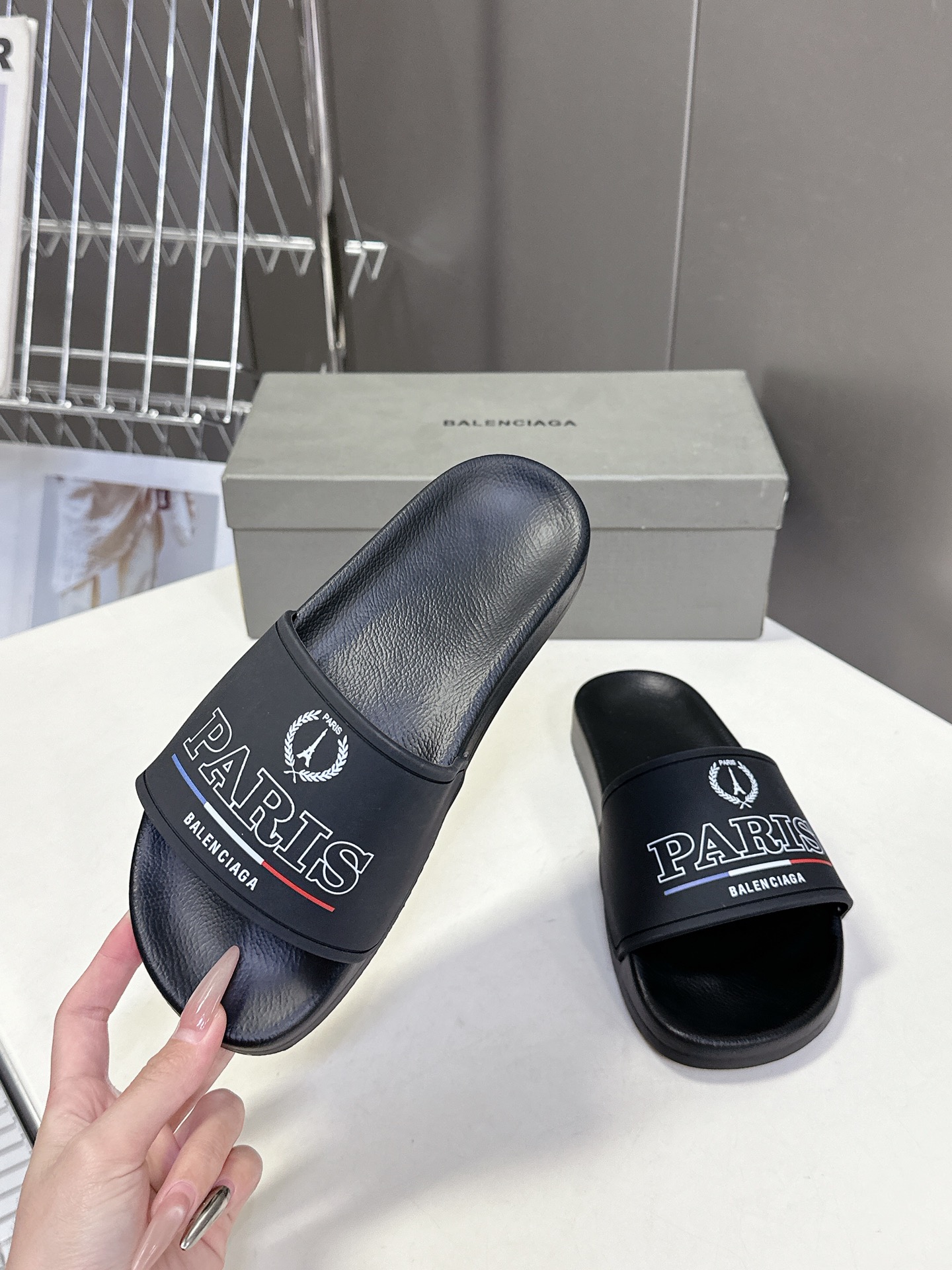  Balenciaga巴黎世家春夏最新情侣款拖鞋
鞋面胶片打印工艺 各种品牌元素 时装博主与欧美明星大爱