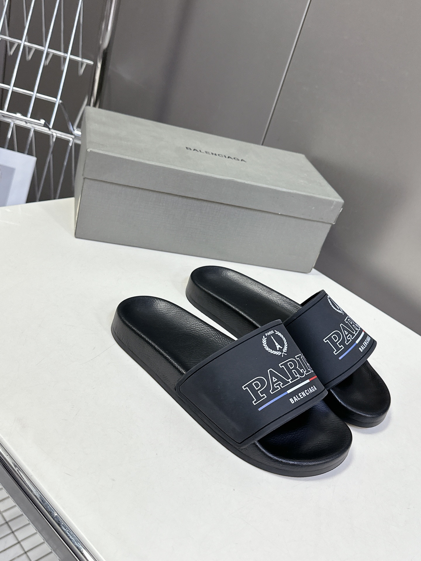  Balenciaga巴黎世家春夏最新情侣款拖鞋
鞋面胶片打印工艺 各种品牌元素 时装博主与欧美明星大爱