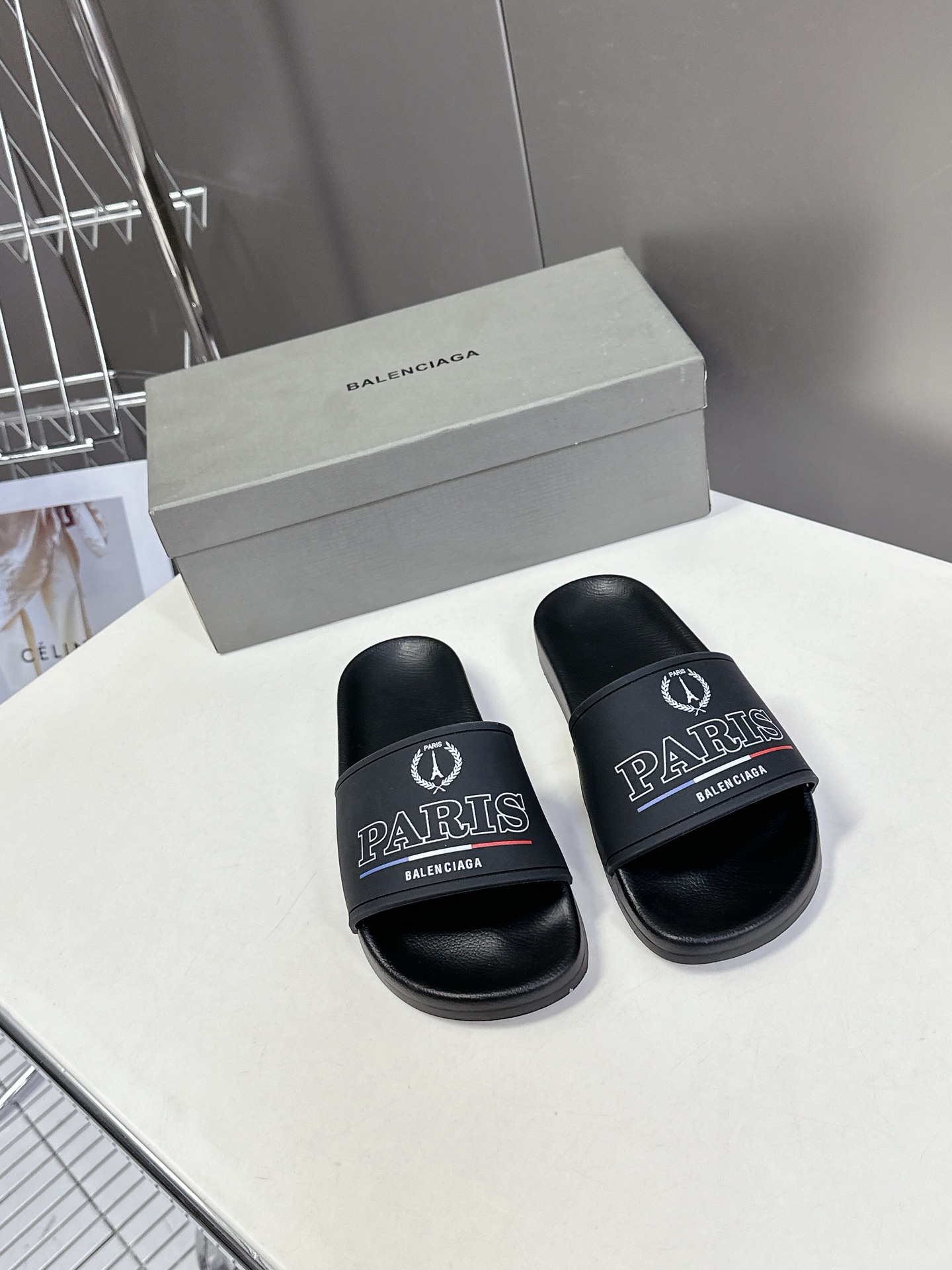  Balenciaga巴黎世家春夏最新情侣款拖鞋
鞋面胶片打印工艺 各种品牌元素 时装博主与欧美明星大爱