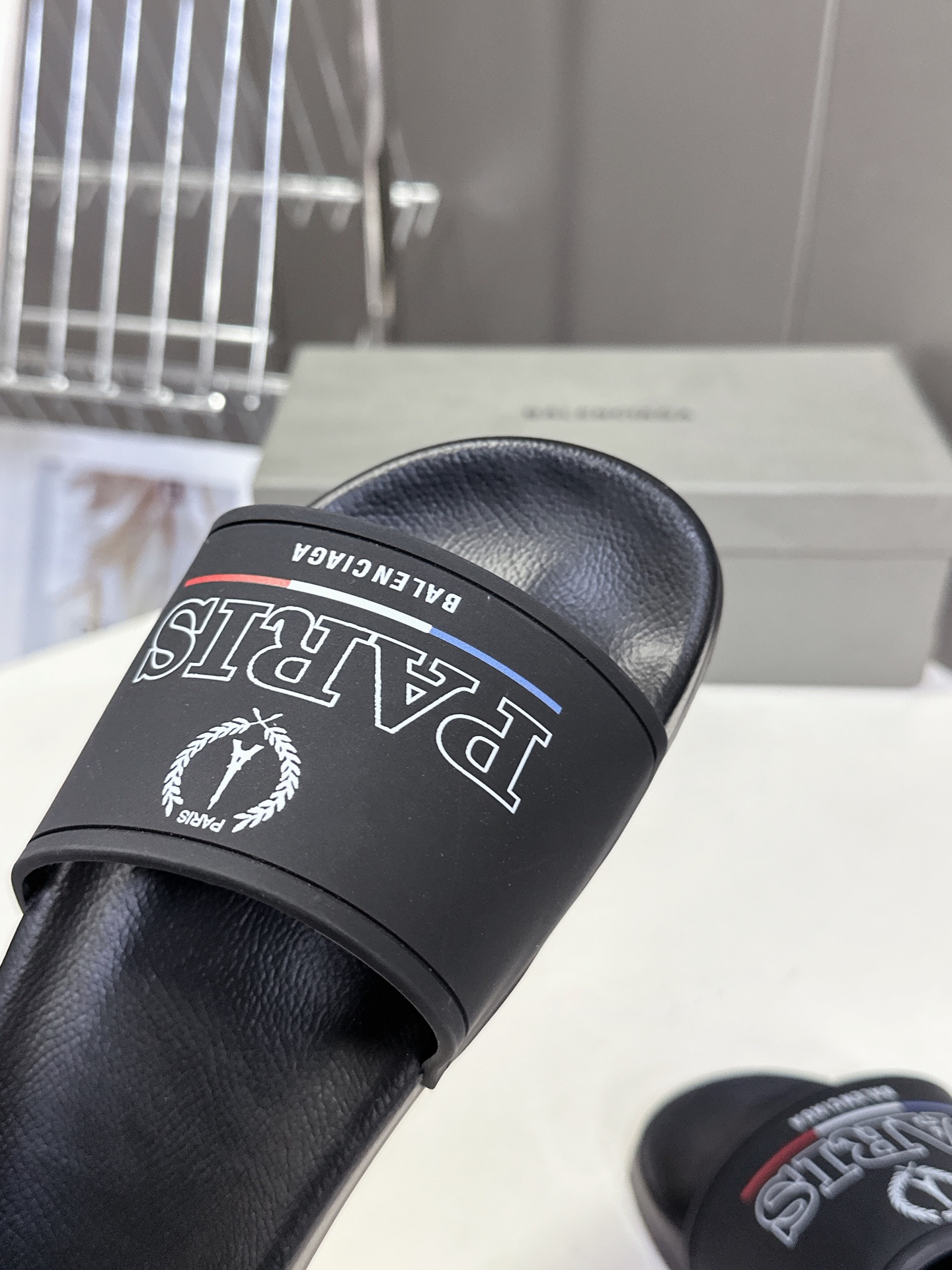  Balenciaga巴黎世家春夏最新情侣款拖鞋
鞋面胶片打印工艺 各种品牌元素 时装博主与欧美明星大爱