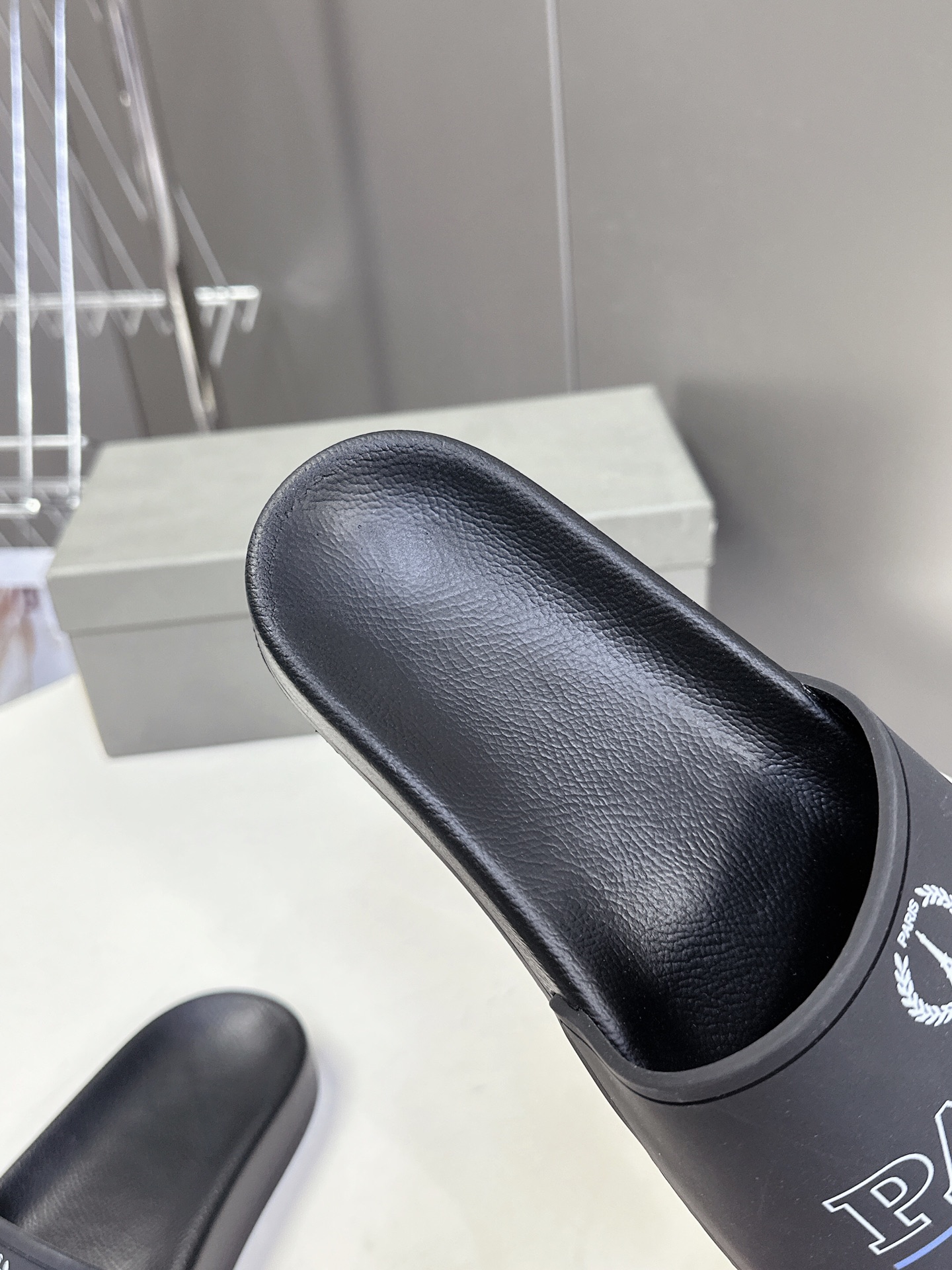  Balenciaga巴黎世家春夏最新情侣款拖鞋
鞋面胶片打印工艺 各种品牌元素 时装博主与欧美明星大爱