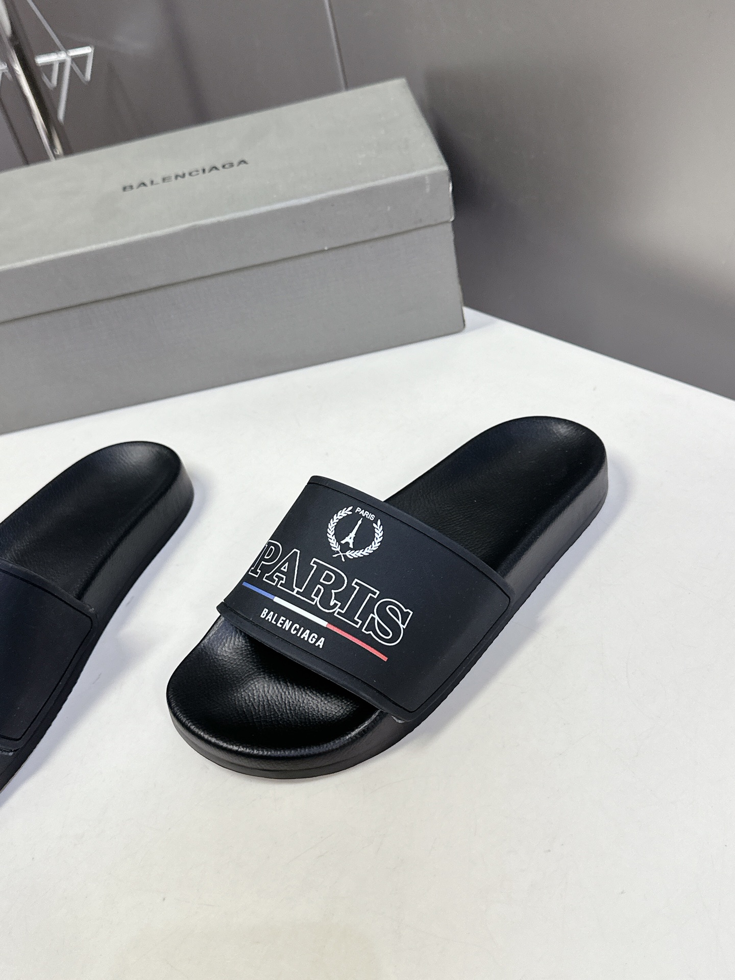  Balenciaga巴黎世家春夏最新情侣款拖鞋
鞋面胶片打印工艺 各种品牌元素 时装博主与欧美明星大爱