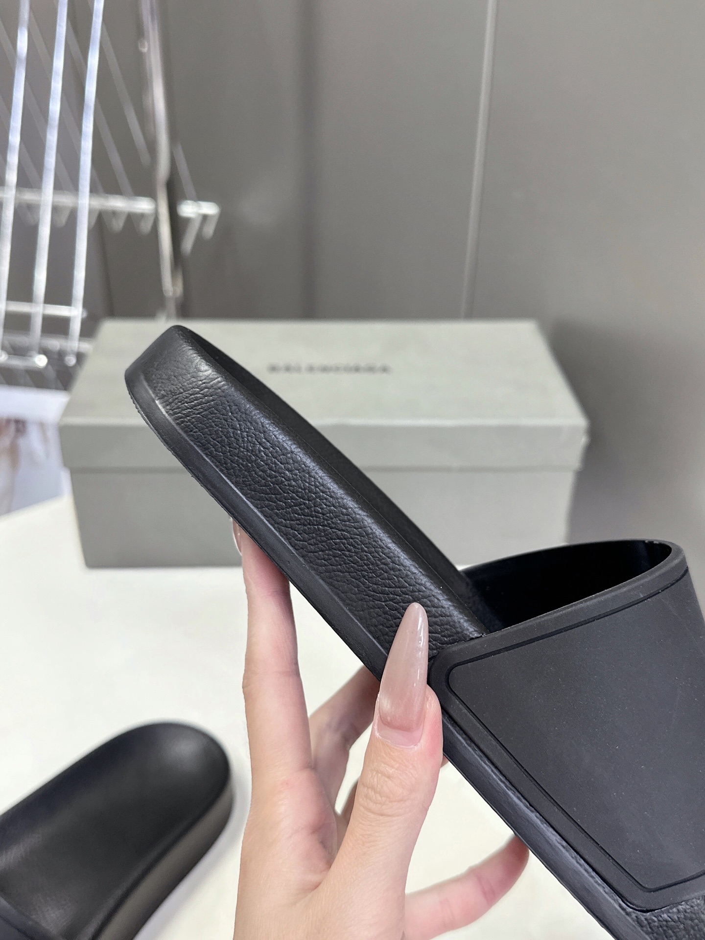  Balenciaga巴黎世家春夏最新情侣款拖鞋
鞋面胶片打印工艺 各种品牌元素 时装博主与欧美明星大爱