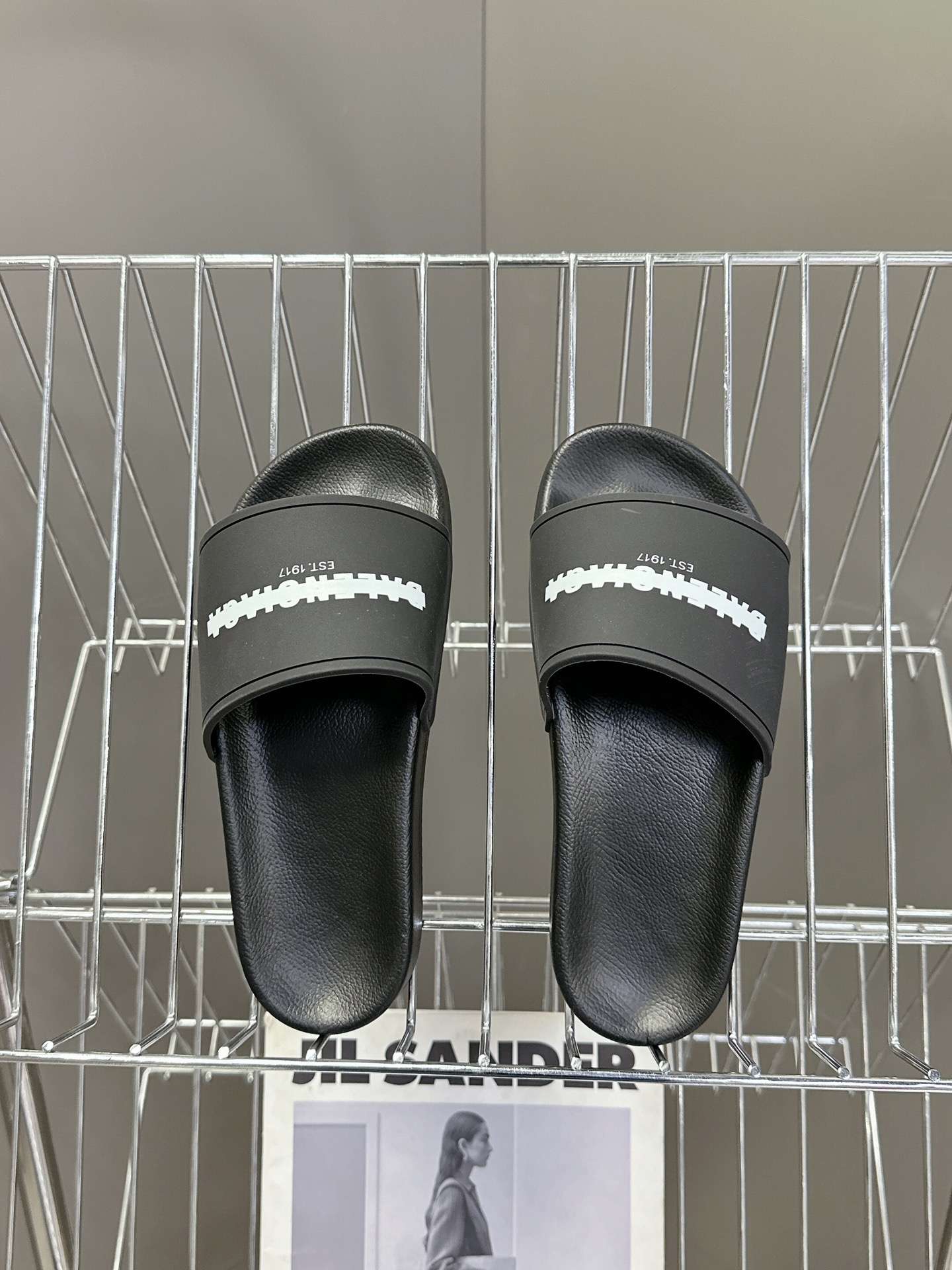  Balenciaga巴黎世家春夏最新情侣款拖鞋
鞋面胶片打印工艺 各种品牌元素 时装博主与欧美明星大爱