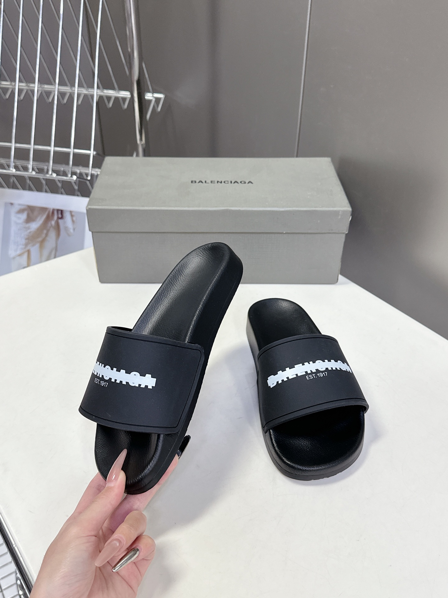  Balenciaga巴黎世家春夏最新情侣款拖鞋
鞋面胶片打印工艺 各种品牌元素 时装博主与欧美明星大爱