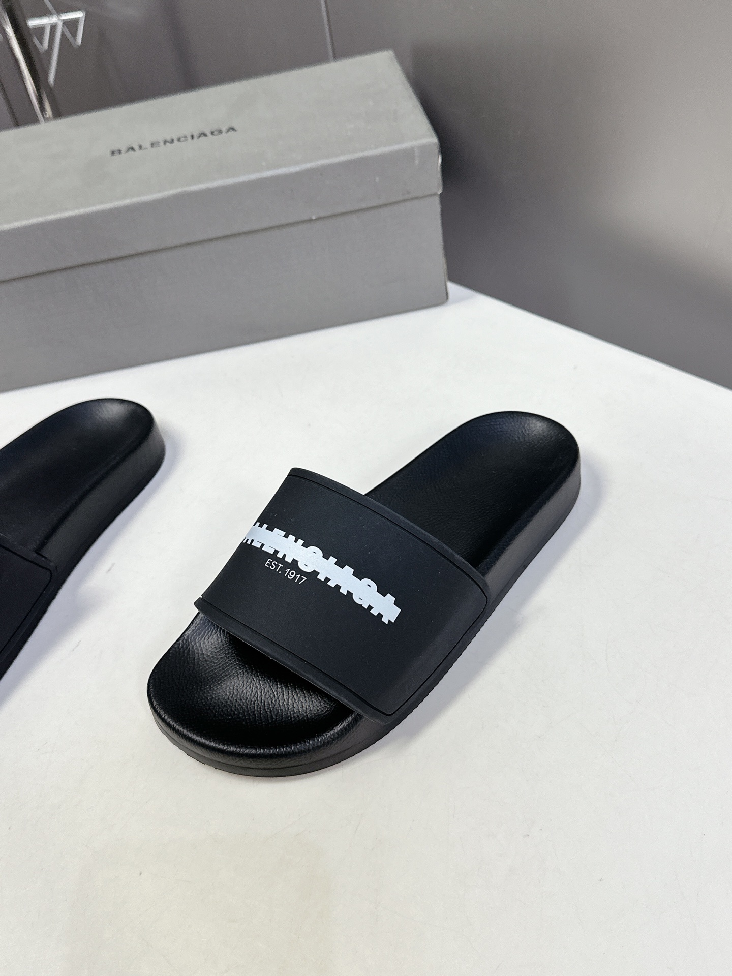  Balenciaga巴黎世家春夏最新情侣款拖鞋
鞋面胶片打印工艺 各种品牌元素 时装博主与欧美明星大爱